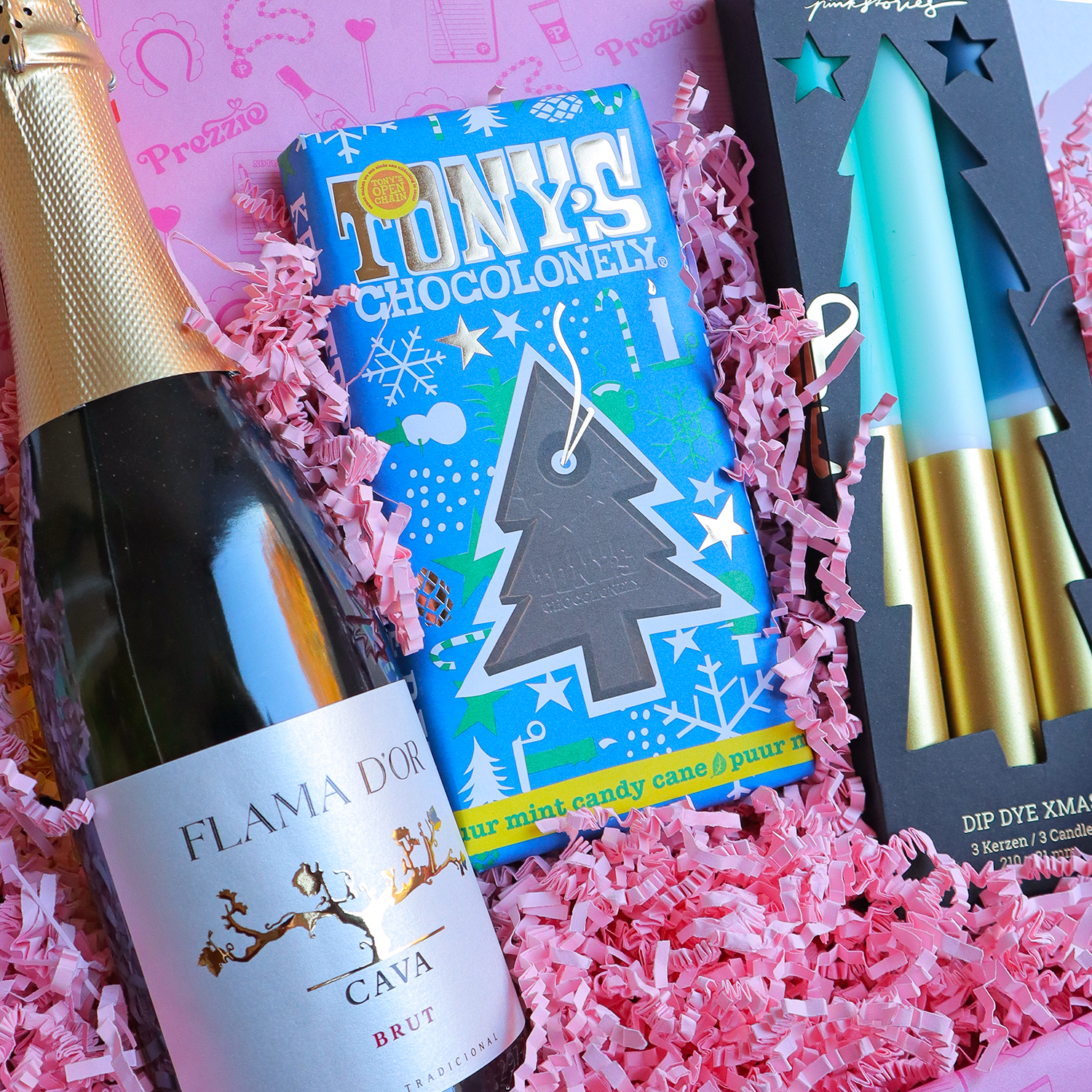 Luxe kerstcadeaubox met fles cava, Tony’s Chocolonely kerstchocolade en dip dye kerstkaarsen in roze cadeauverpakking van Prezzie.