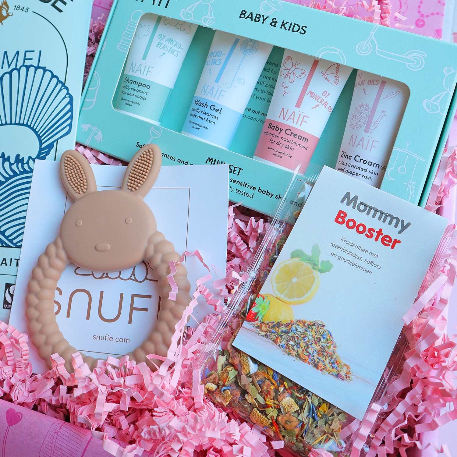 Kraamcadeaubox met Naïf verzorgingsset, bijtring, Mommy Booster thee en karamel-zeezout chocolade in roze Prezzie verpakking.