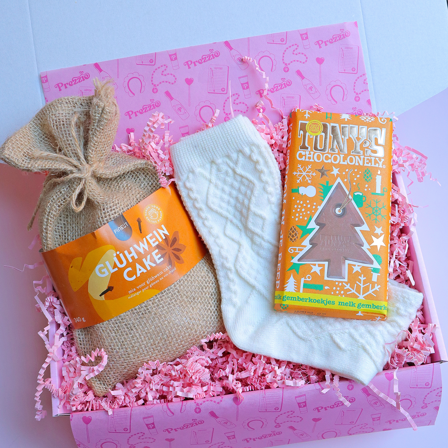 Kerstcadeaubox met glühweincake, warme sokken en Tony’s Chocolonely kerstreep in Prezzie verpakking.