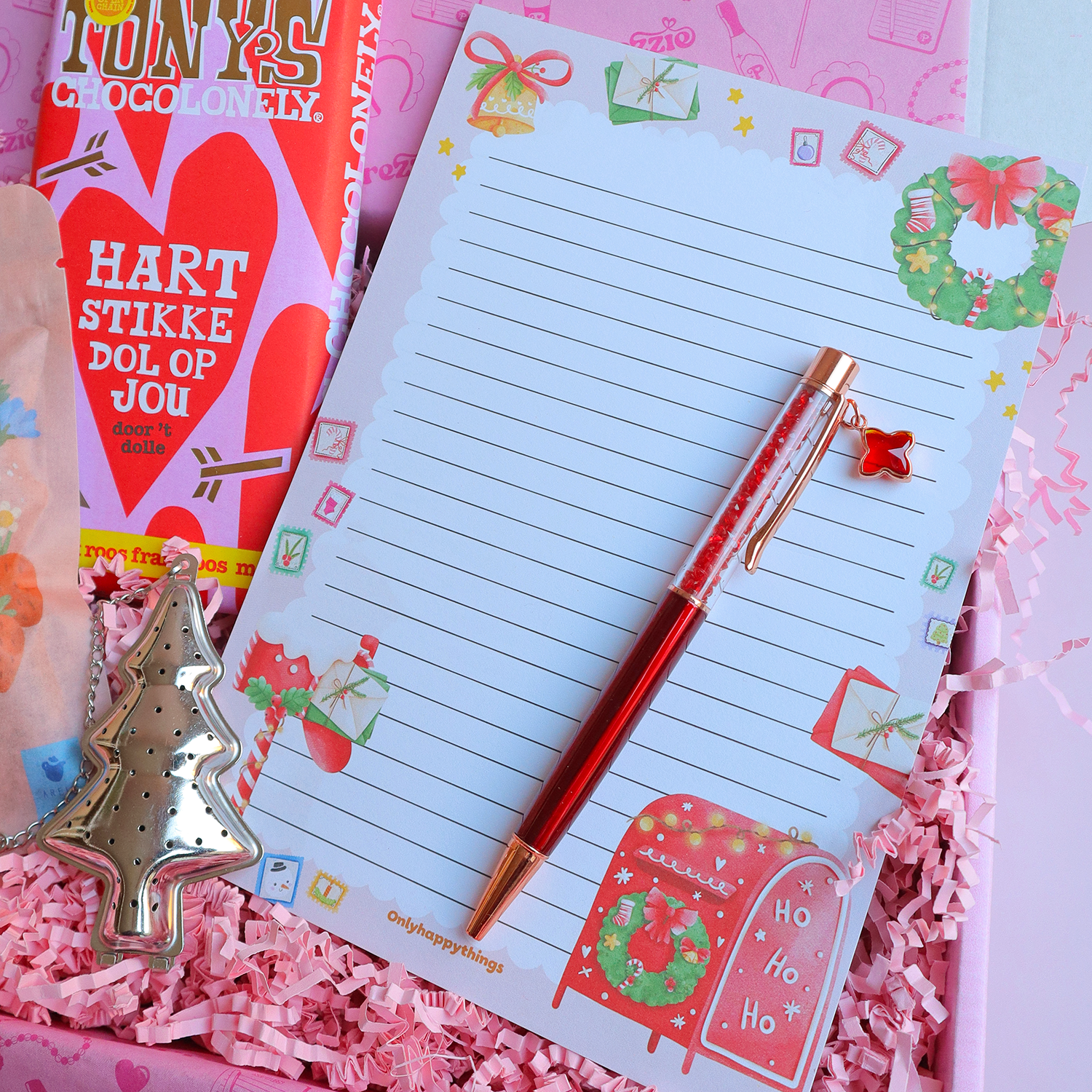 Kerstcadeaubox met Tony’s “Hartstikke dol op jou”-reep, kerstnotitieblok met pen, bloemenzaadjes en kerstboomhanger in roze Prezzie verpakking.