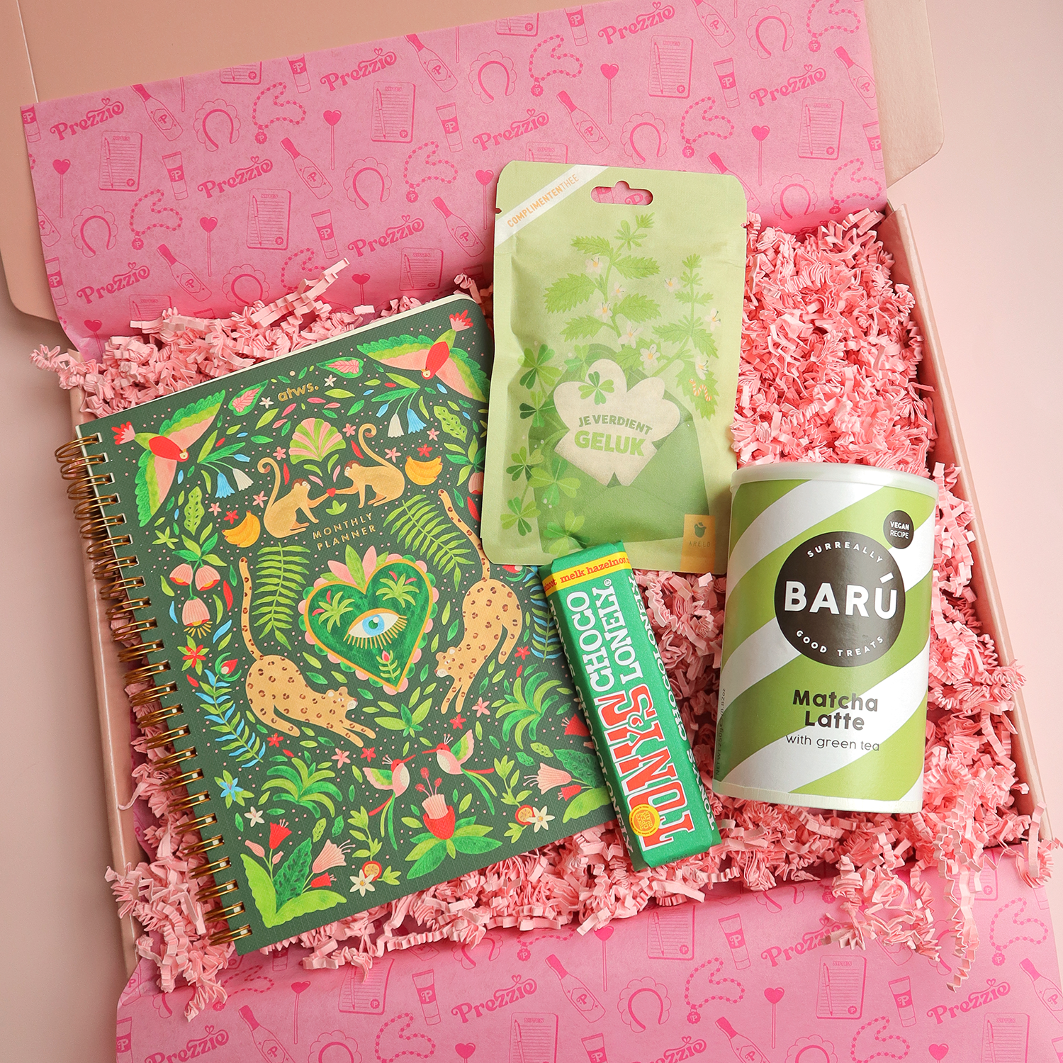 Cadeaubox met maandplanner, complimententhee je verdient geluk, Tony’s Chocolonely hazelnoot en matcha latte poeder – zelfzorg en burn-out cadeau