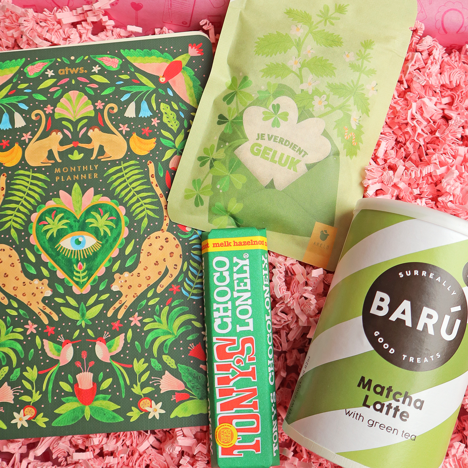 Cadeaubox met maandplanner, complimententhee je verdient geluk, Tony’s Chocolonely hazelnoot en matcha latte poeder – zelfzorg en burn-out cadeau
