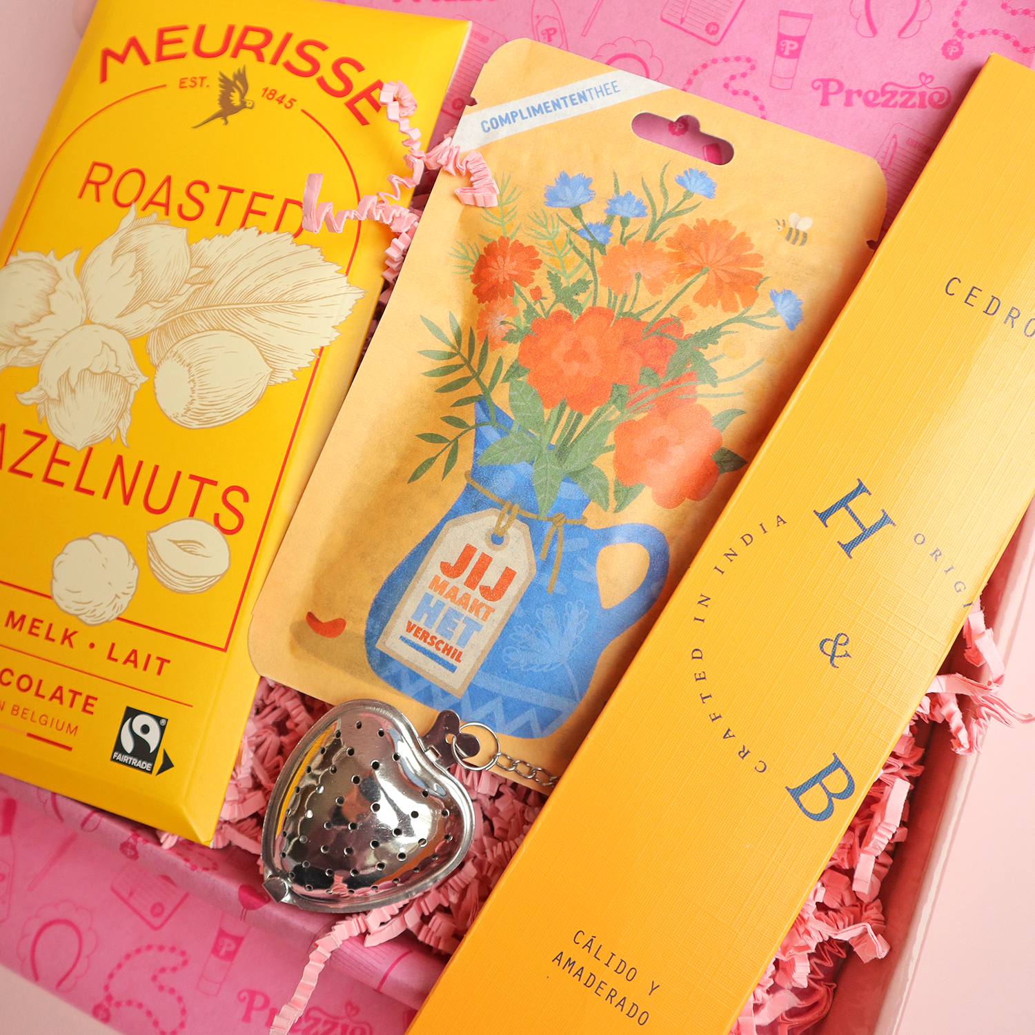 Cadeaubox met chocolade, complimententhee ‘jij maakt het verschil’, cederhout wierook en hartvormig thee-zeefje – bedankcadeau per post