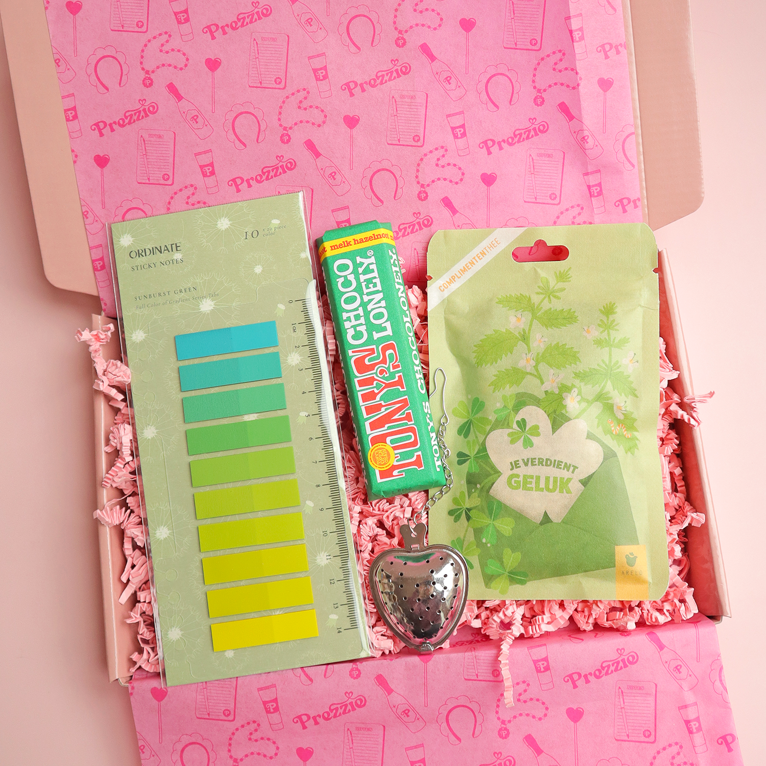 Brievenbus cadeaubox met complimententhee ‘je verdient geluk’, Tony’s Chocolonely chocolade, sticky notes en hartvormig thee-zeefje