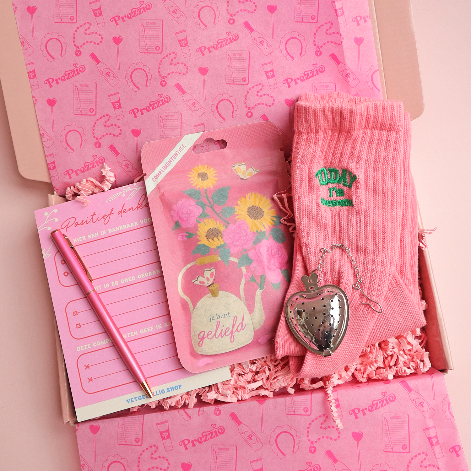 Brievenbus cadeaubox met complimententhee ‘je bent geliefd’, roze sokken, notitieblok, pen en hartvormig thee-zeefje