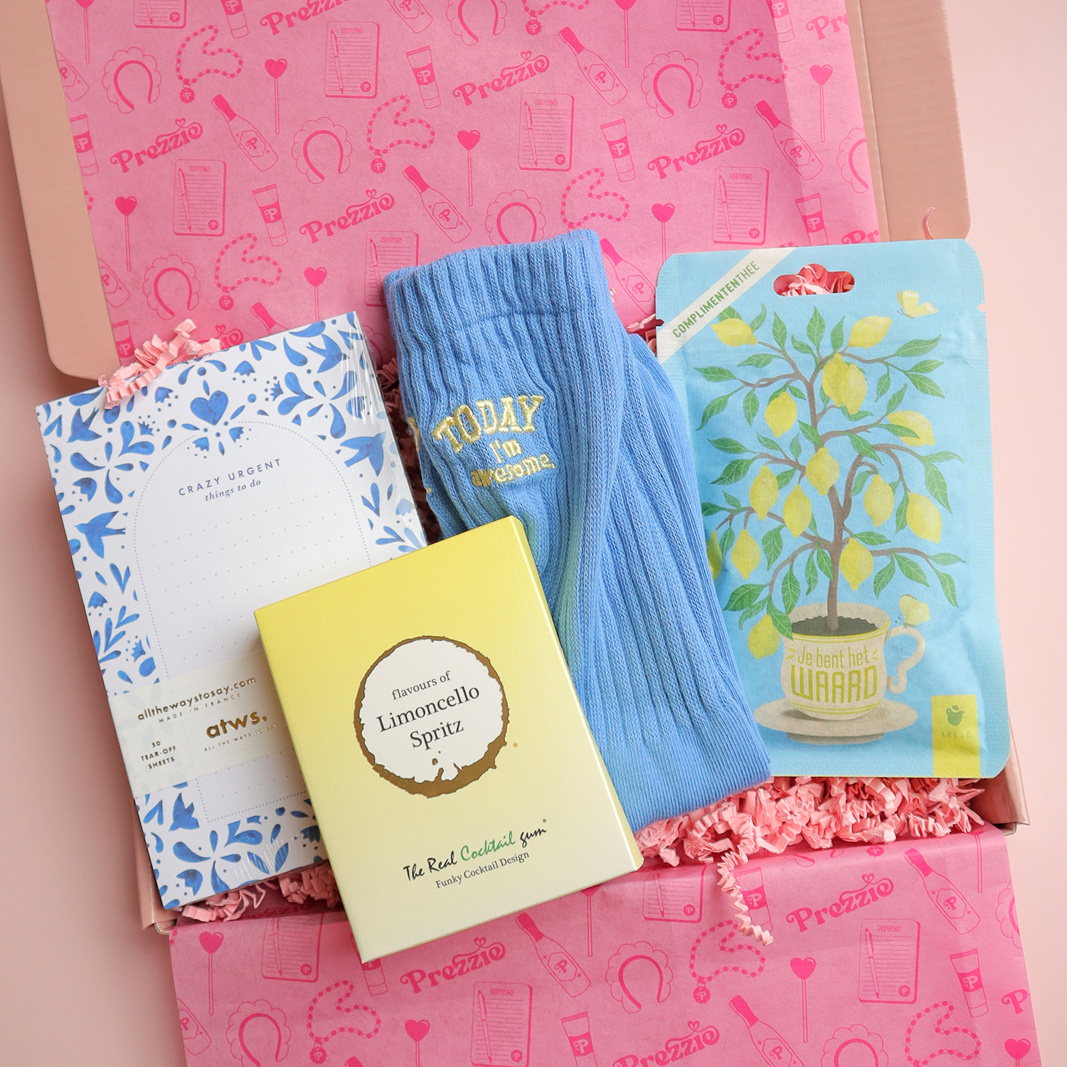 Brievenbus cadeaubox met blauwe sokken Today I’m awesome, notitieblok, vegan alcoholvrije snoepjes en complimententhee