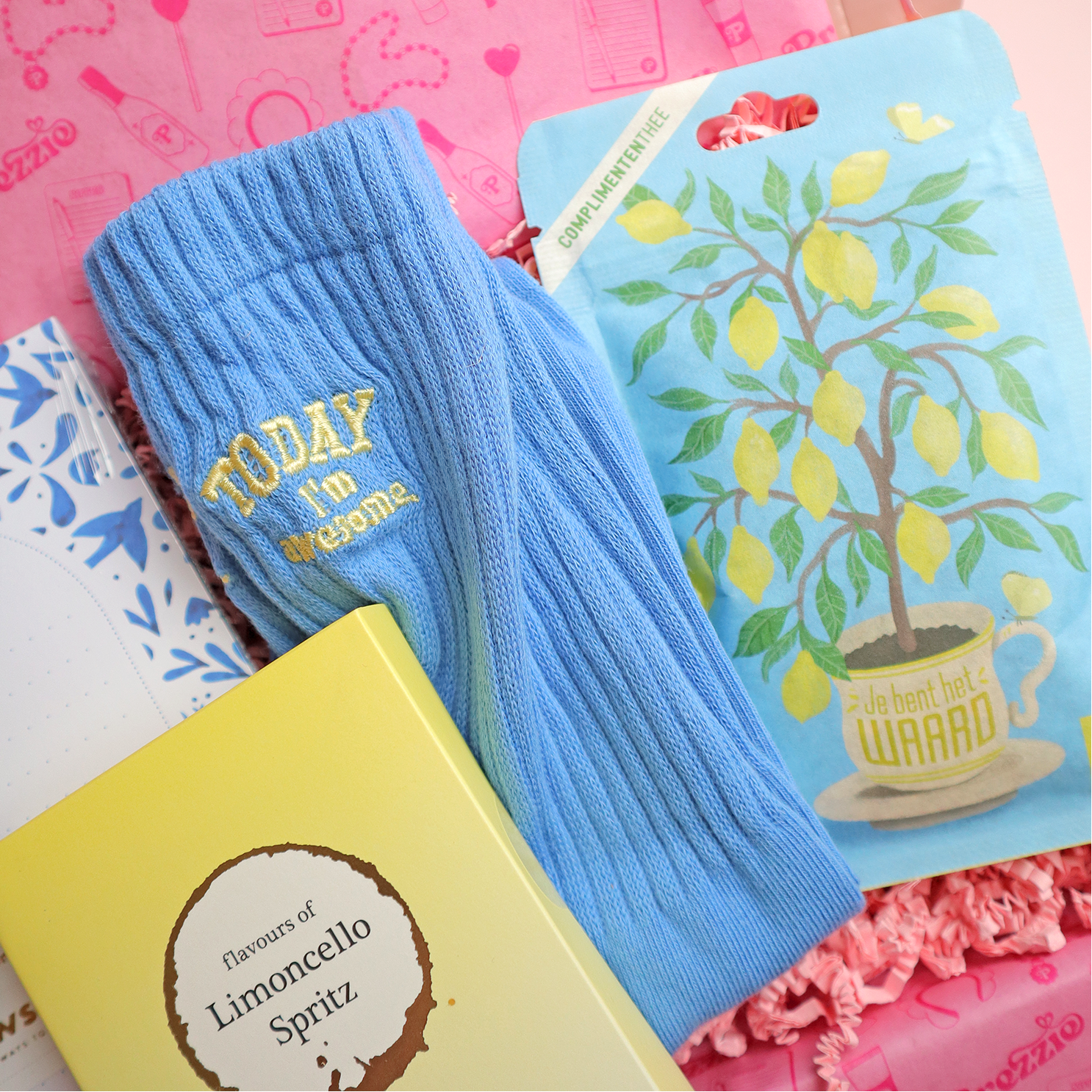 Brievenbus cadeaubox met blauwe sokken Today I’m awesome, notitieblok, vegan alcoholvrije snoepjes en complimententhee