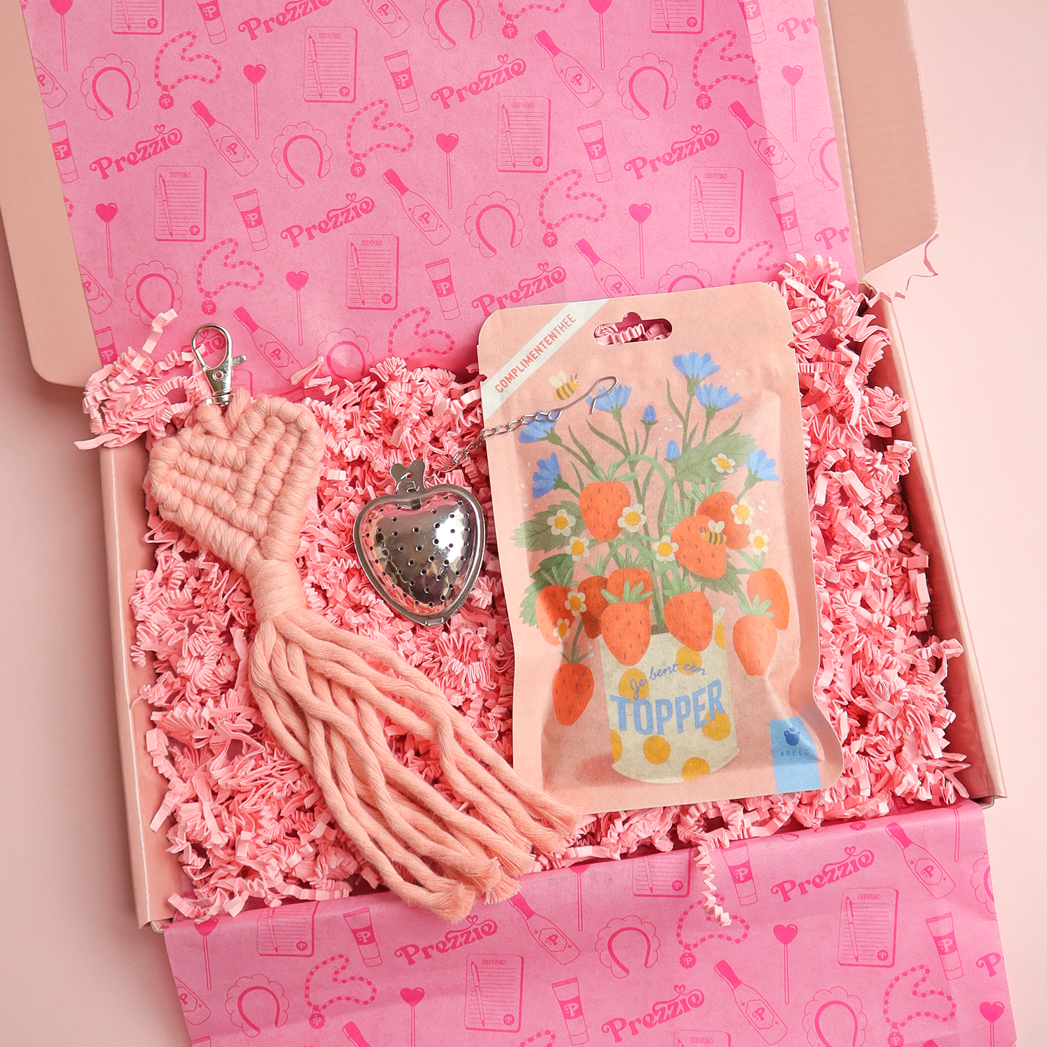 Brievenbus cadeaubox met roze macramé sleutelhanger, hartvormige theezeef en complimententhee je bent een topper