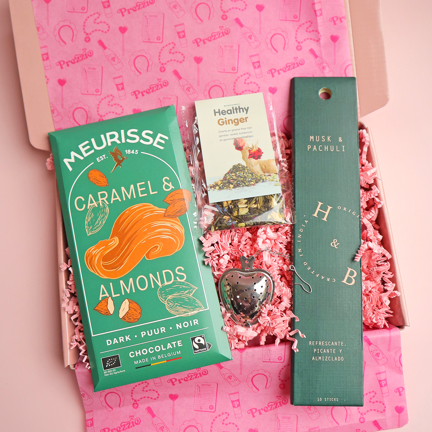Brievenbus cadeaubox met chocolade karamel amandel, Healthy Ginger thee, theezeef en musk patchouli geurstokjes