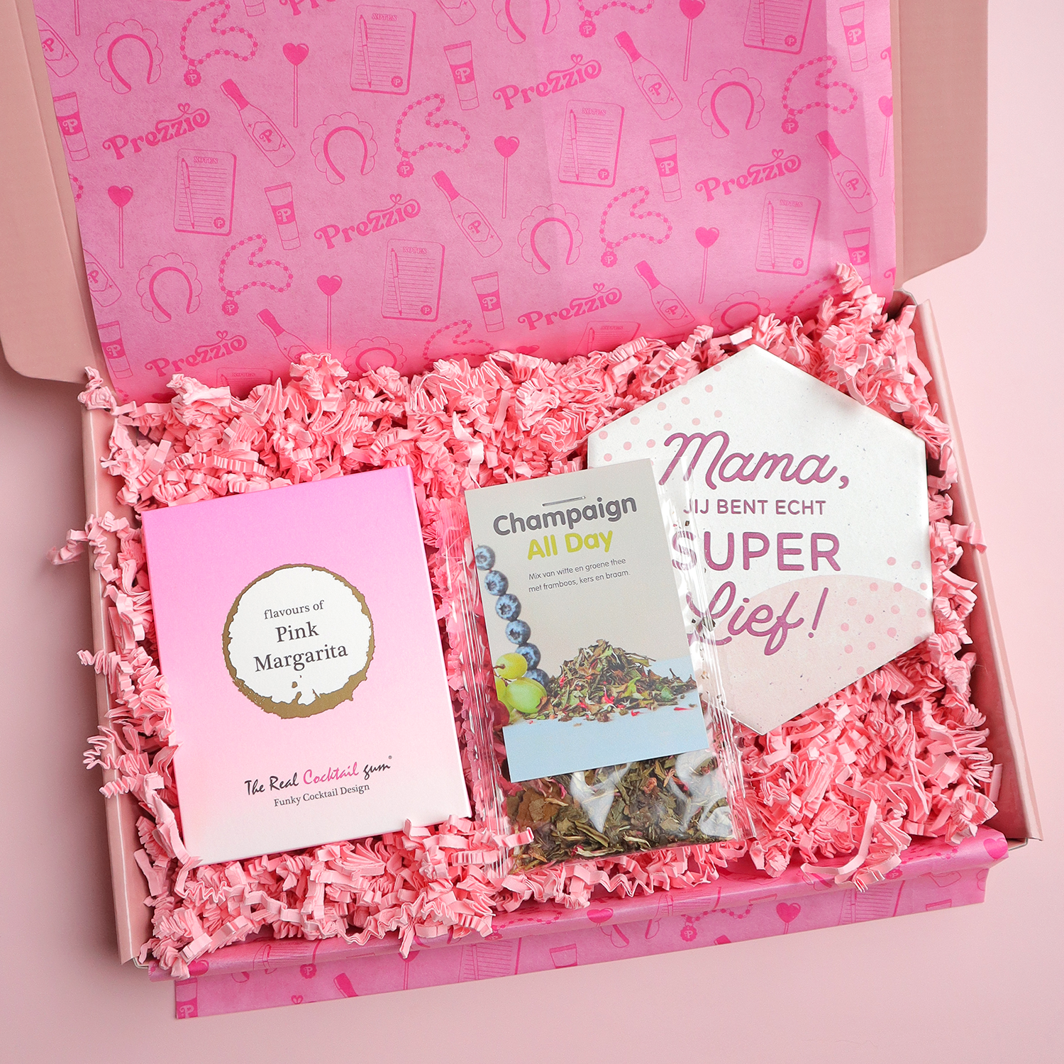 Brievenbus cadeaubox voor mama met keramieken onderzetter van Miko, vegan cocktail winegums van Vinoos en thee van Twistea