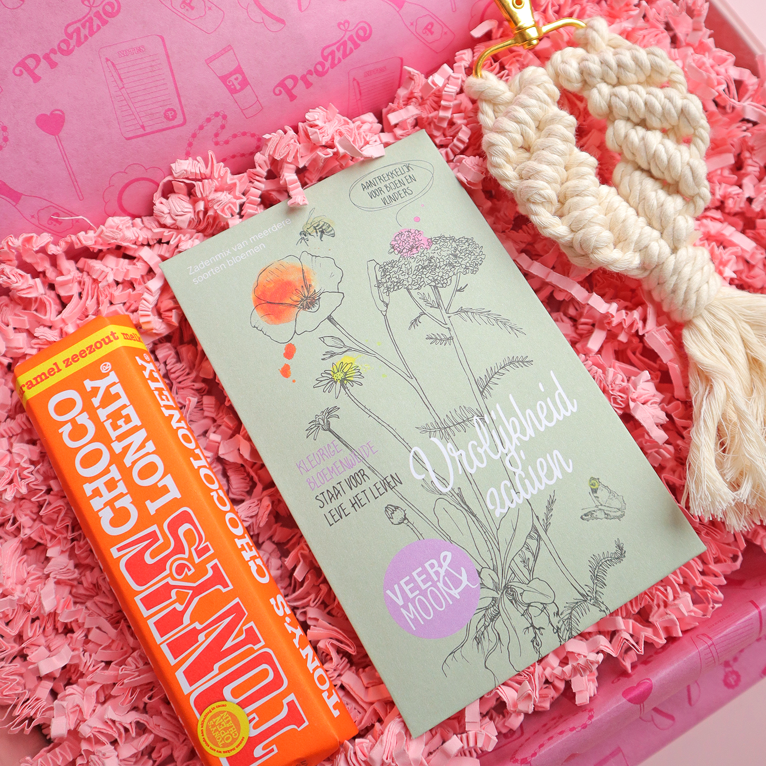 Brievenbus cadeaubox met macramé sleutelhanger, bloemenzaadjes en Tony’s Chocolonely chocolade