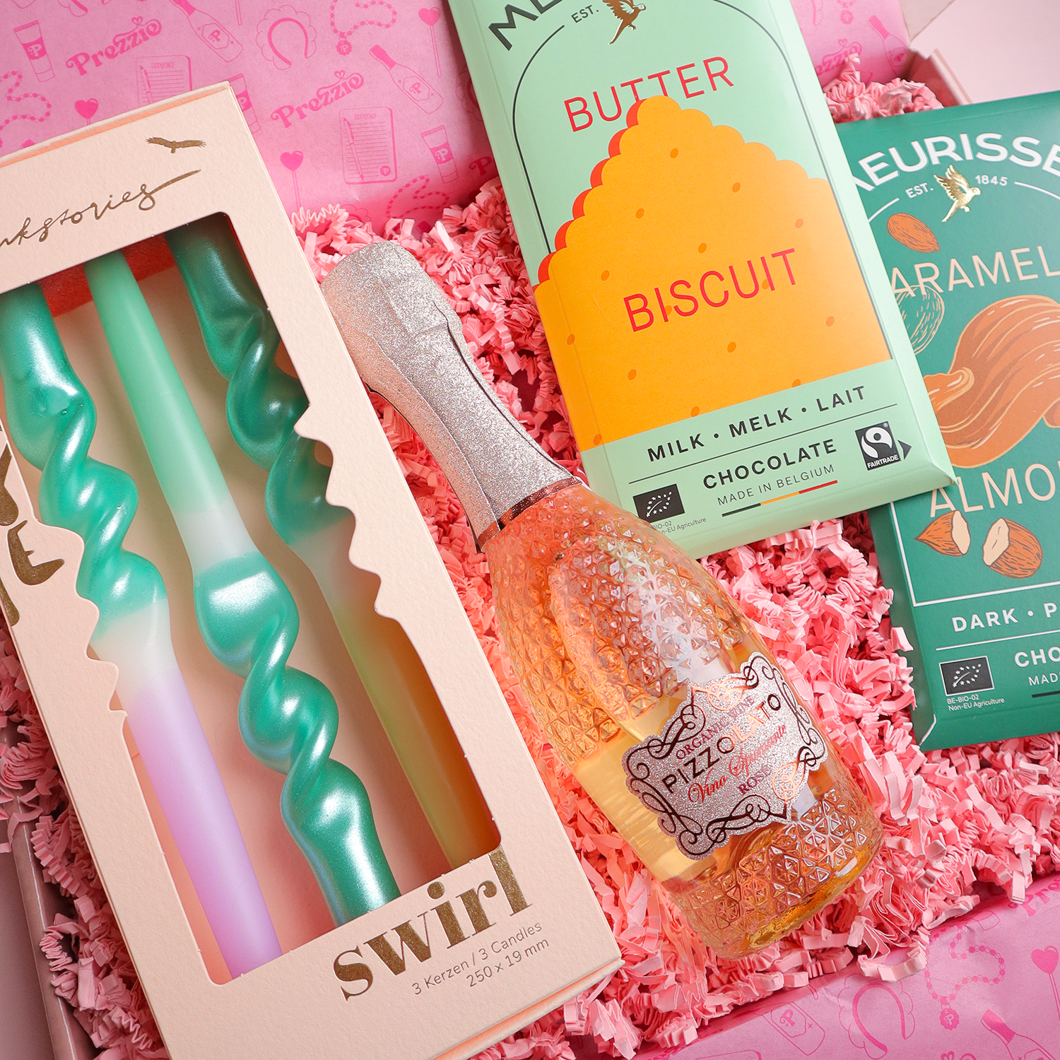 Feestelijke cadeaubox met rosé, luxe chocolade en design kaarsen