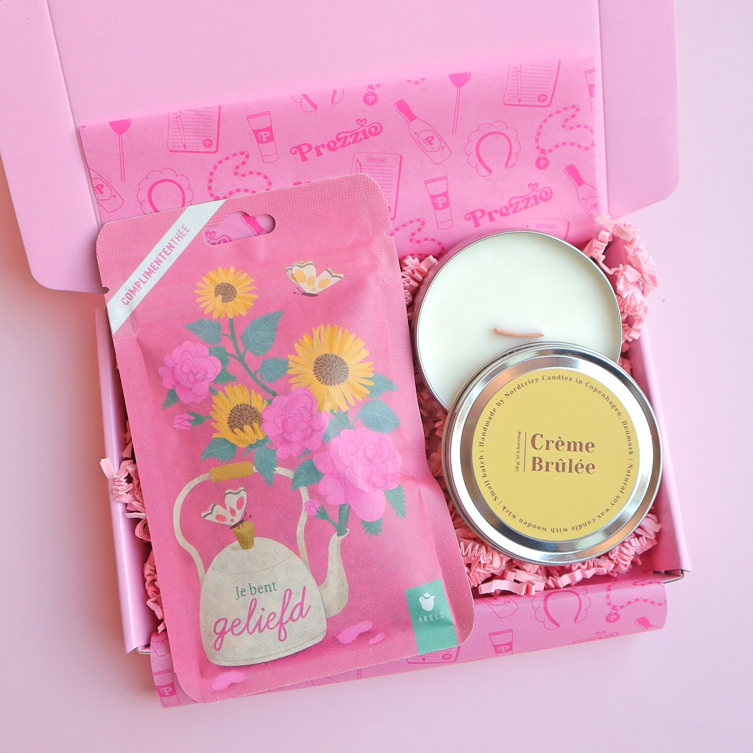 Brievenbuscadeau met complimententhee en crème brûlée geurkaars in roze Prezzie doos