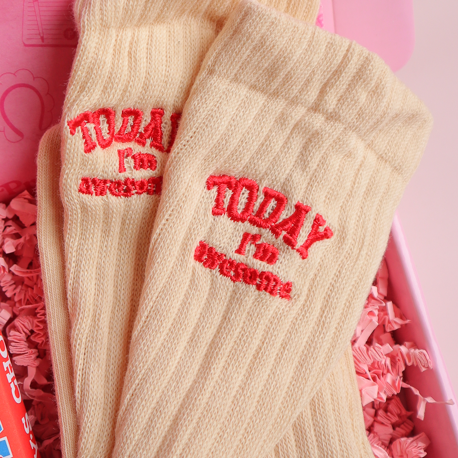 Brievenbuscadeau met sokken Today I’m Awesome en Tony’s Chocolonely chocolade in roze cadeaudoos