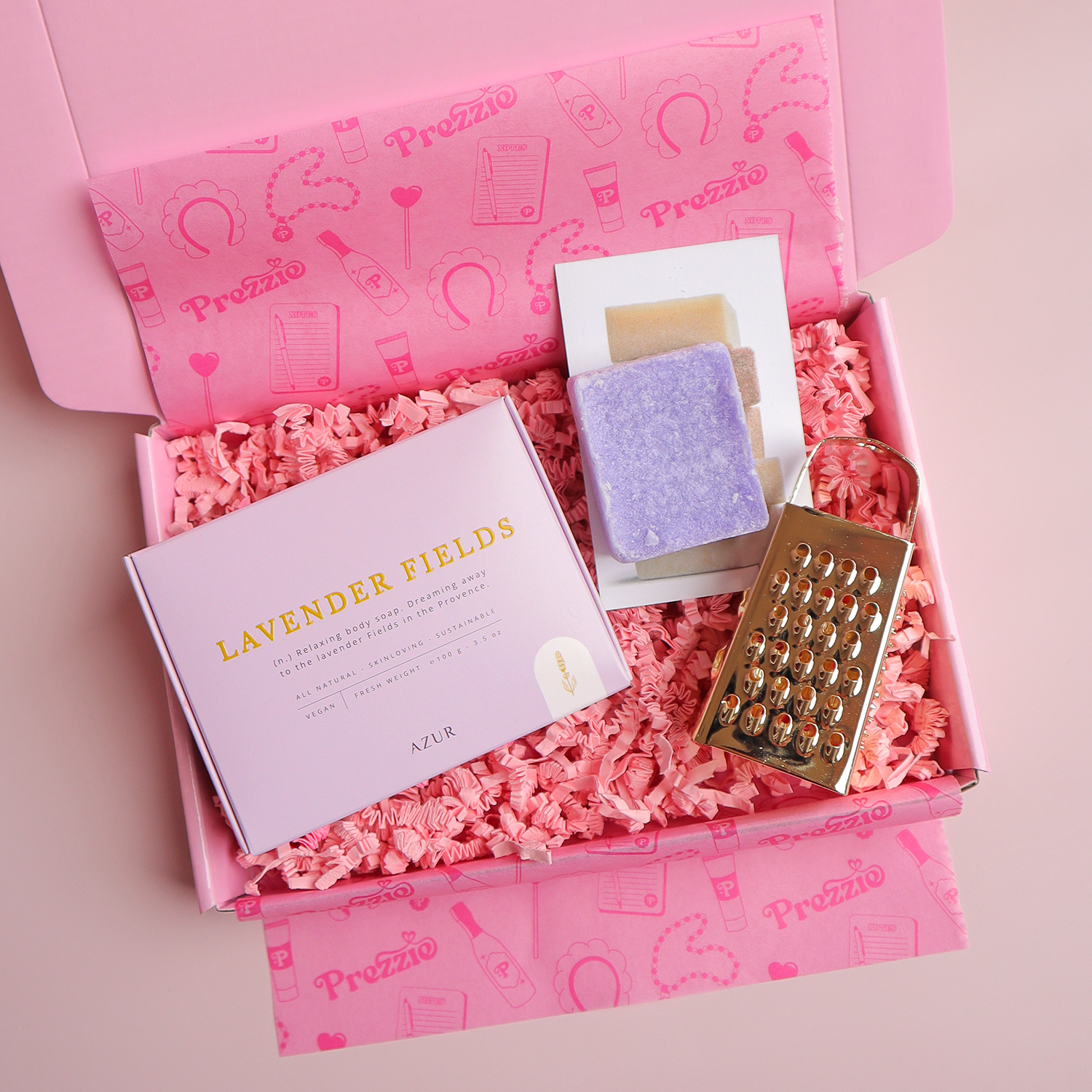 Brievenbuscadeau met lavendel zeep Lavender Fields en goudkleurig raspje in roze cadeaudoos