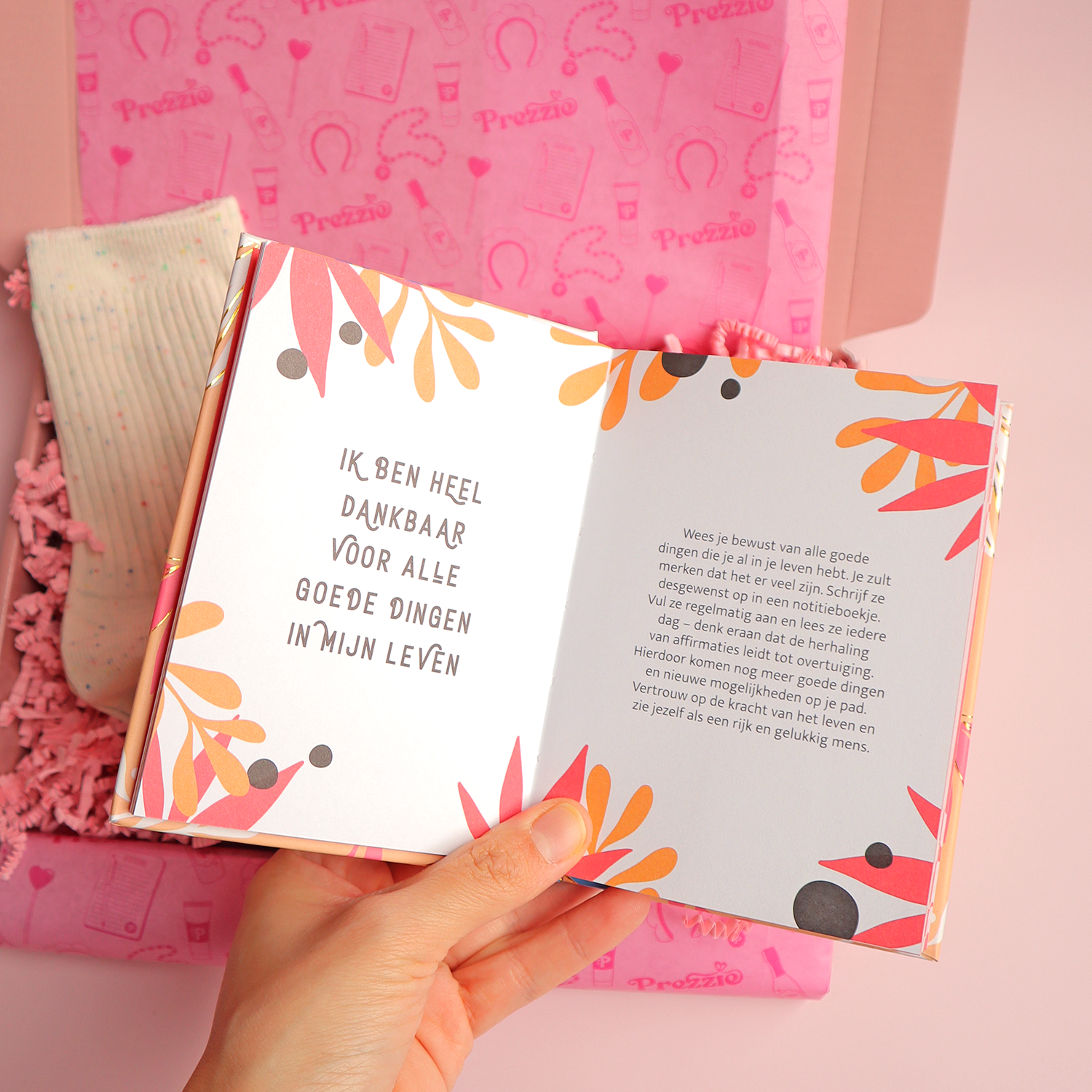 Brievenbuscadeau met affirmatieboekje, zachte crèmekleurige sokken en zeepblokje in roze cadeaudoos