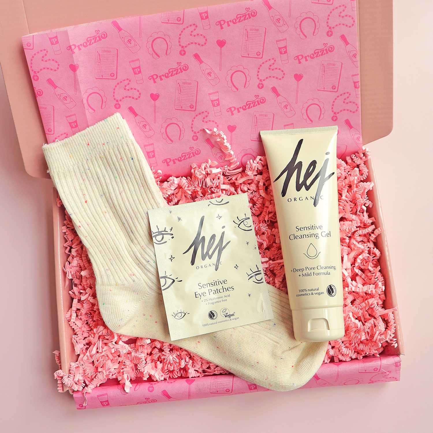 Selfcare cadeaubox met HEJ Organic cleansing gel, eye patches en zachte sokken in roze Prezzie doos.