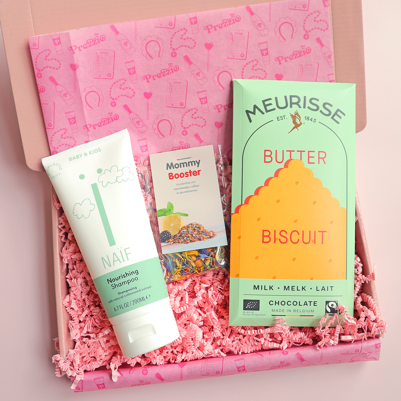 Zwangerschap cadeaubox met Naïf shampoo, Mommy Booster thee en Meurisse Butter Biscuit chocolade in roze doos.