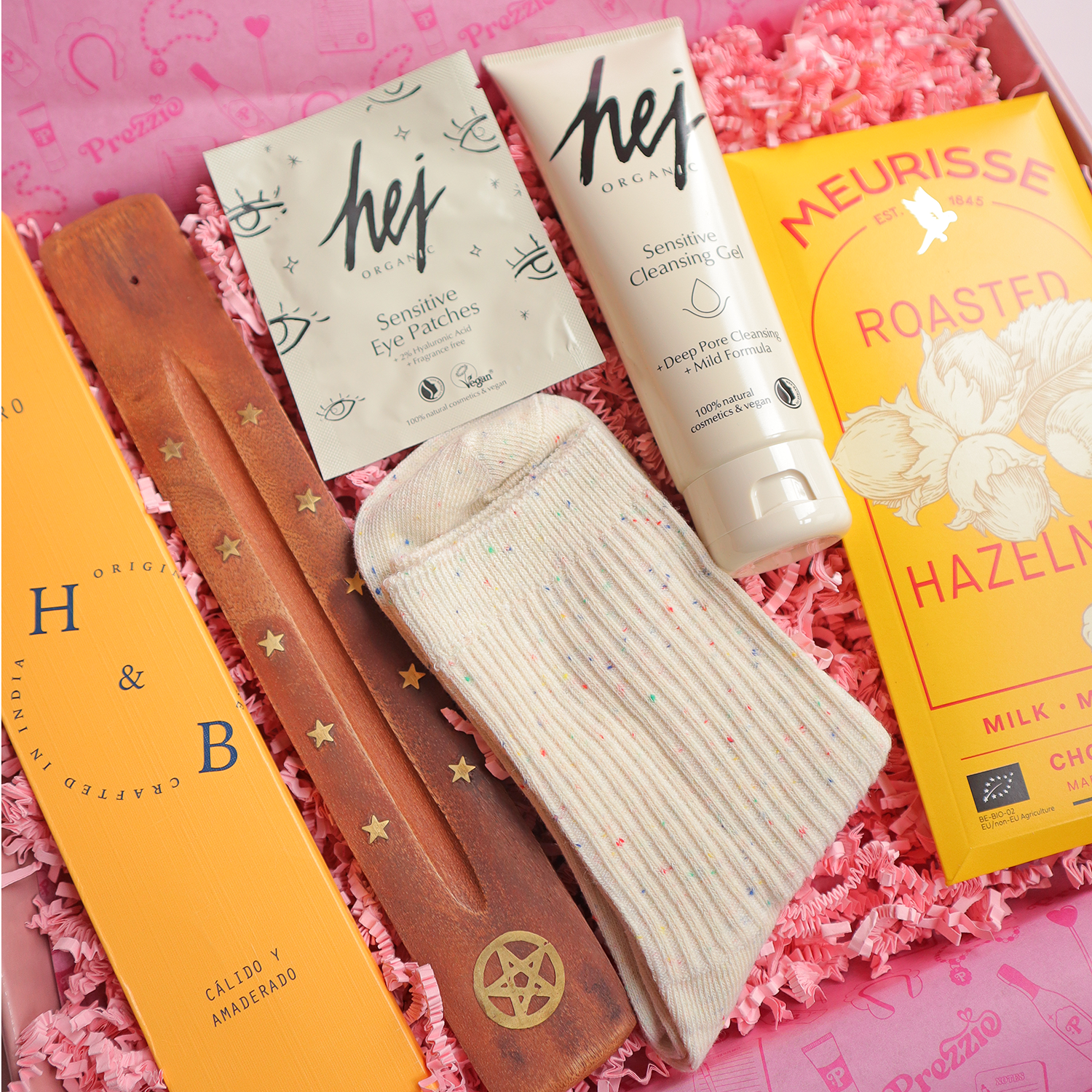 Selfcare cadeaubox met HEJ Organic verzorging, wierook, chocolade en sokken in roze Prezzie doos.