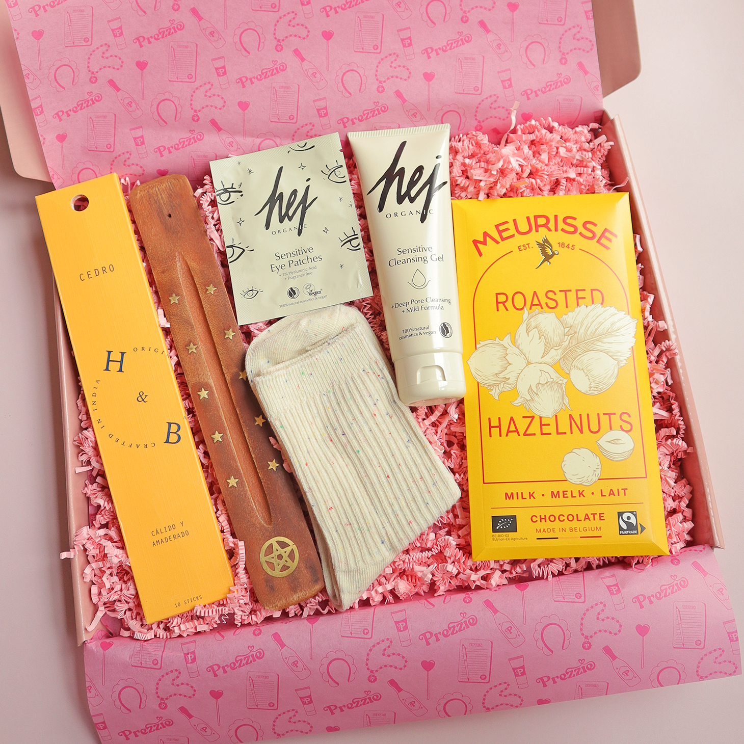 Selfcare cadeaubox met HEJ Organic verzorging, wierook, chocolade en sokken in roze Prezzie doos.