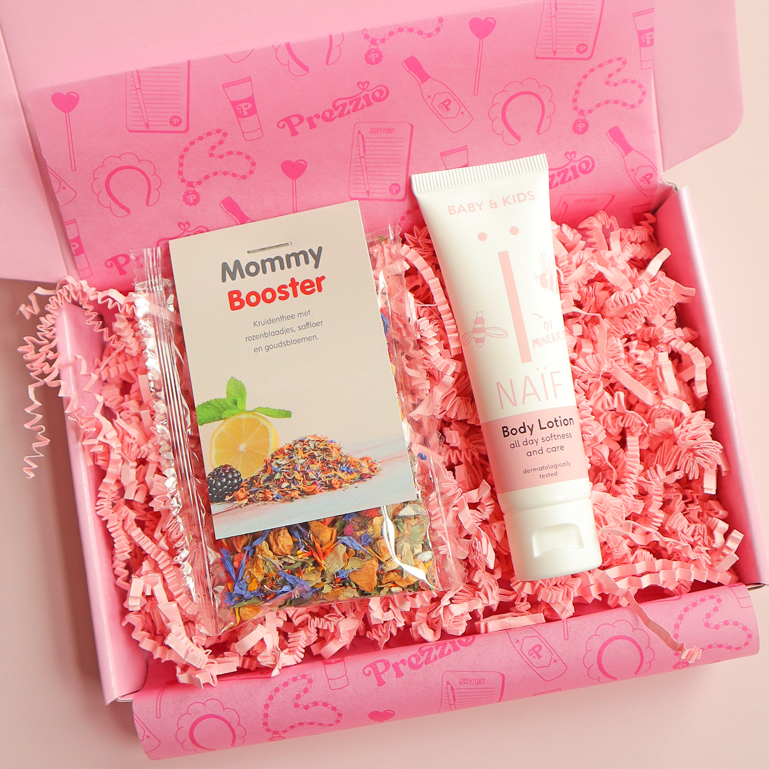 Zwangerschap brievenbuscadeau met Mommy Booster thee en Naïf baby body lotion in roze Prezzie doos.