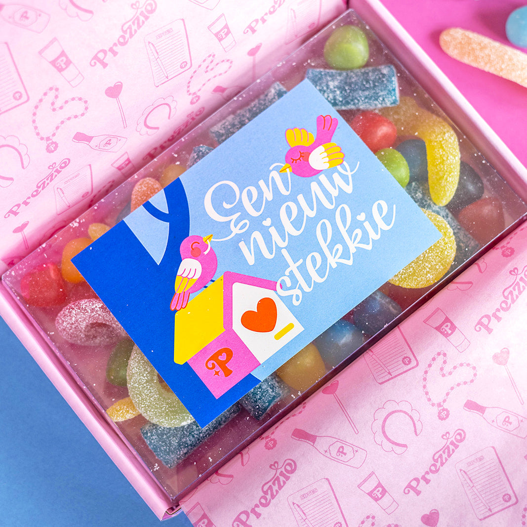 Een nieuw stekkie snoepcadeau in roze doos – brievenbus cadeautje voor verhuizing