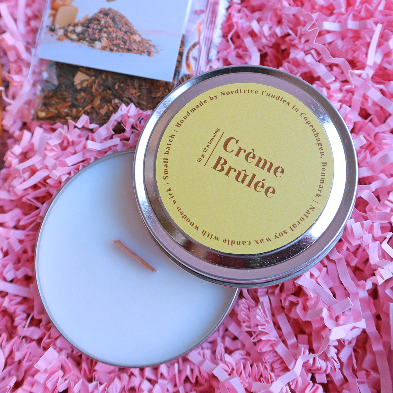 Cadeaubox met crème brûlée kaars, thee en Van Delft kruidnoten in roze Prezzie verpakking.