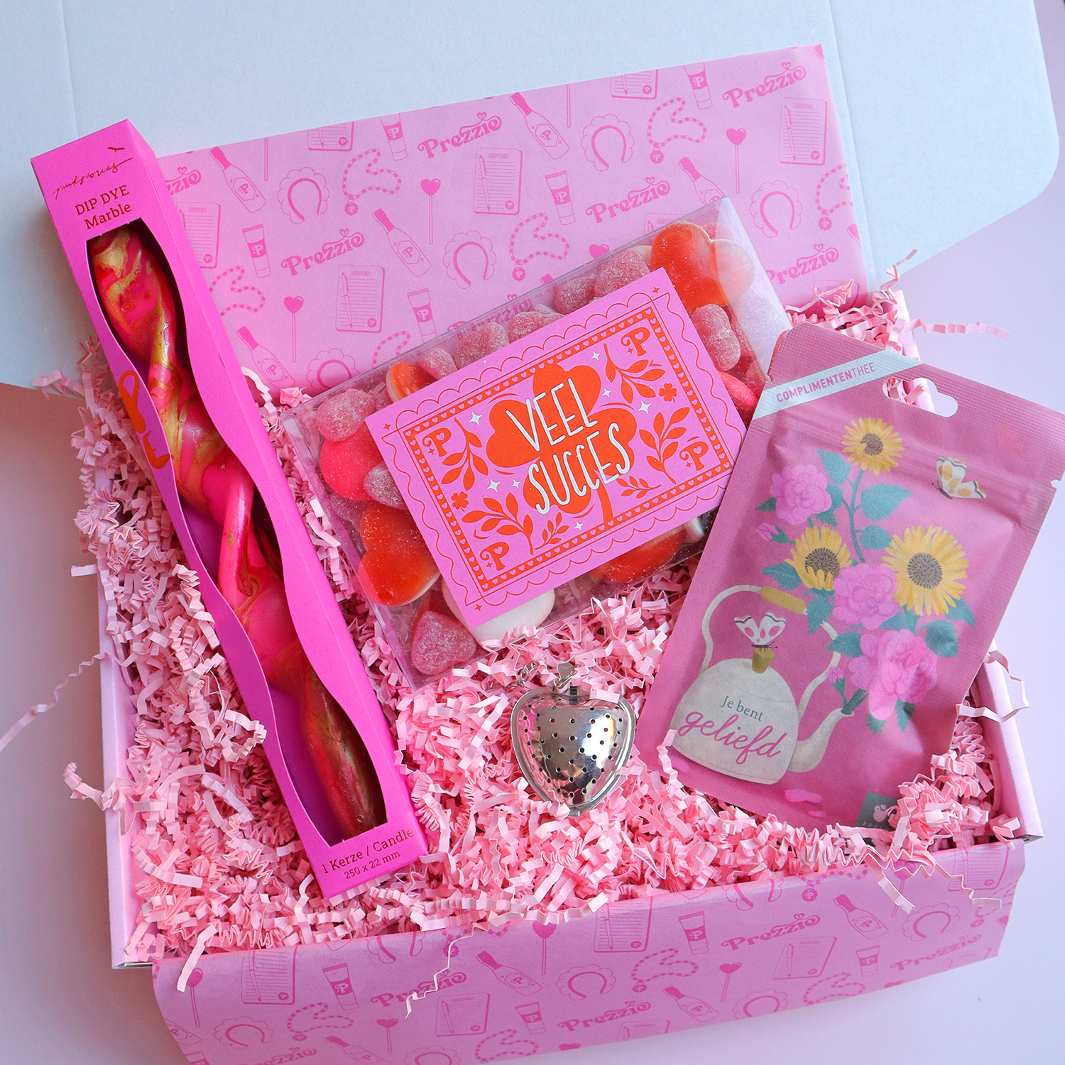 Veel Succes cadeaubox met snoepcadeau, Je bent geliefd thee, swirlkaars en hartjes-theezeef in roze Prezzie verpakking.