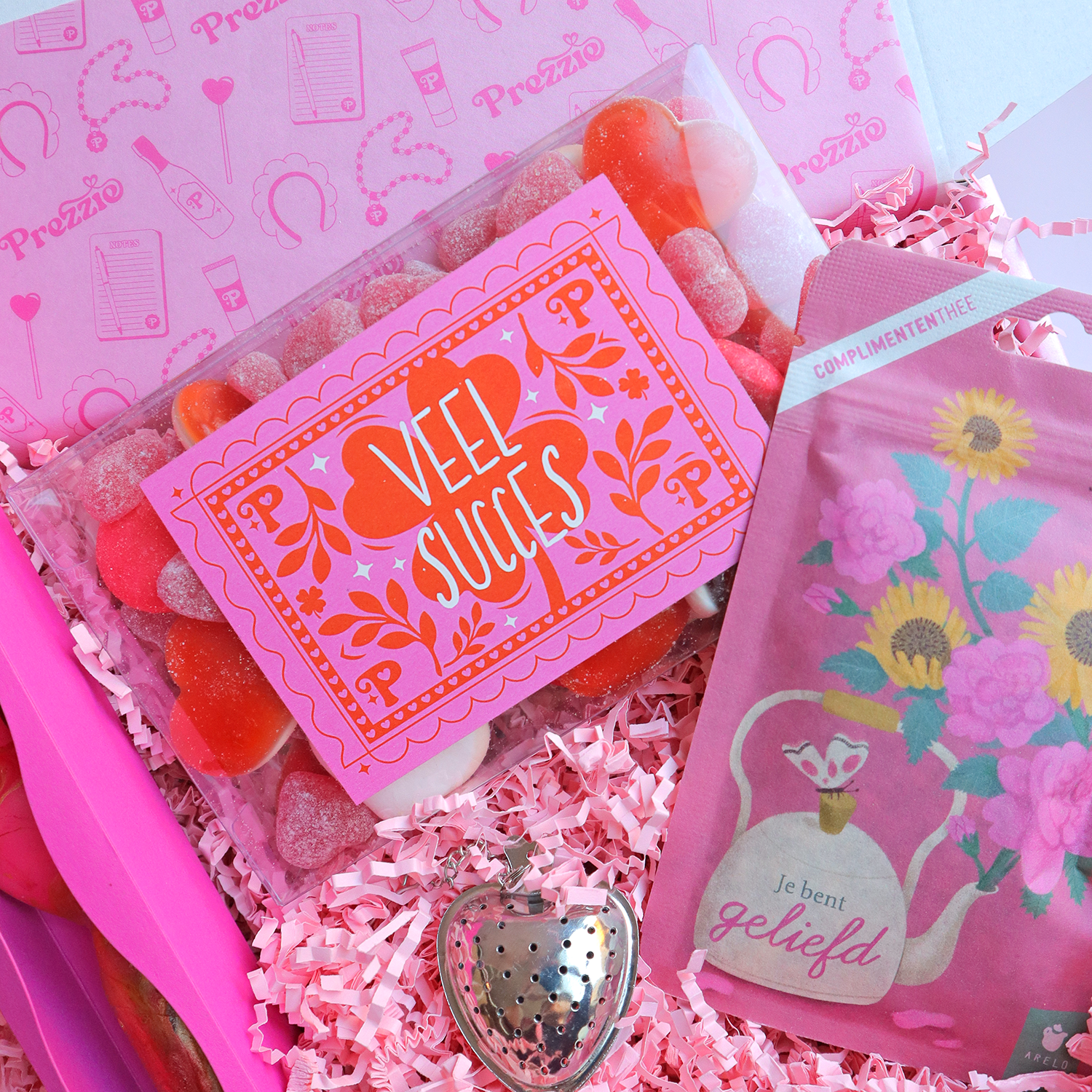 Veel Succes cadeaubox met snoepcadeau, Je bent geliefd thee, swirlkaars en hartjes-theezeef in roze Prezzie verpakking.