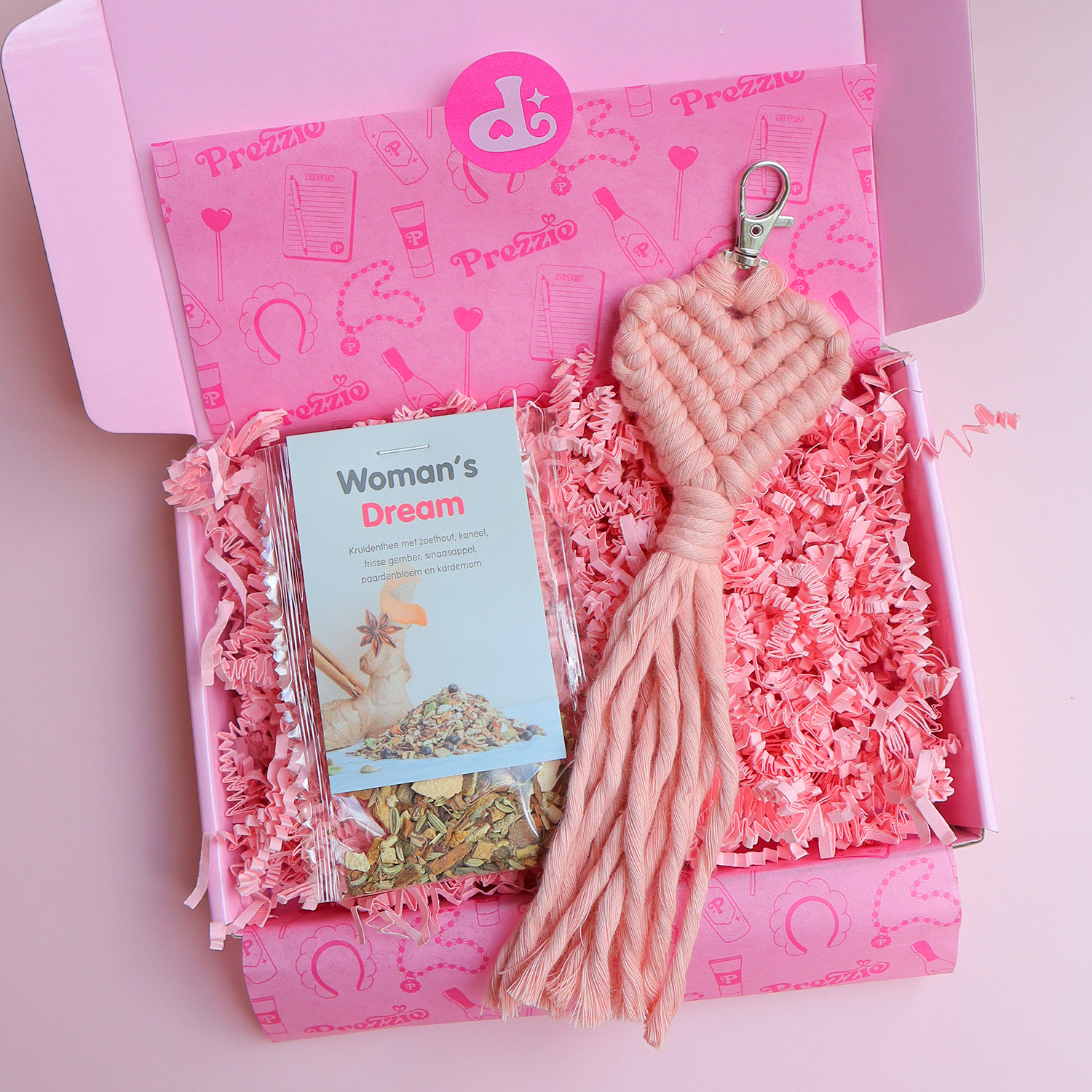 Brievenbuscadeau met proefzakje Woman’s Dream thee en handgemaakte macramé hart sleutelhanger in roze Prezzie verpakking.