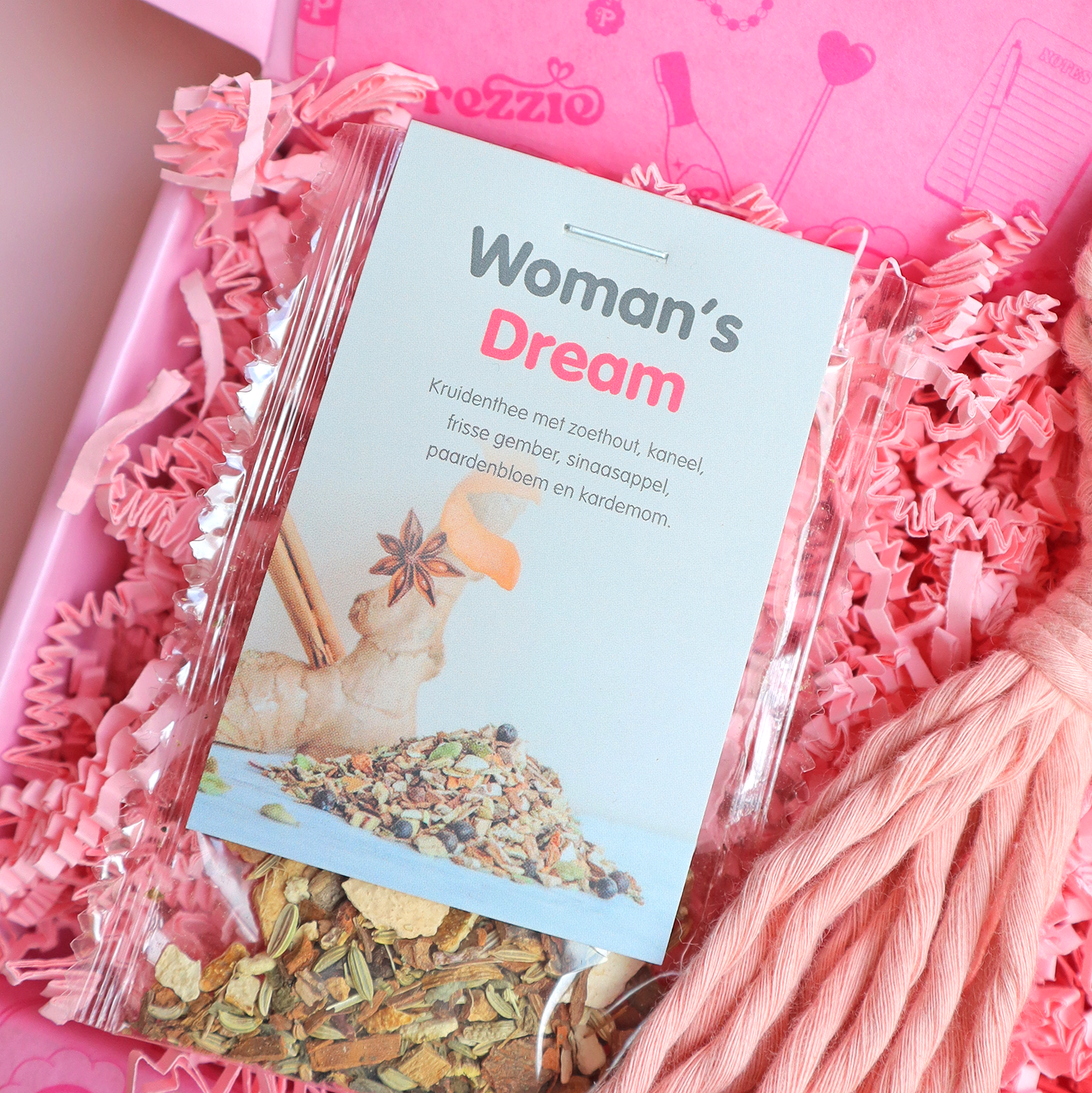 Brievenbuscadeau met proefzakje Woman’s Dream thee en handgemaakte macramé hart sleutelhanger in roze Prezzie verpakking.