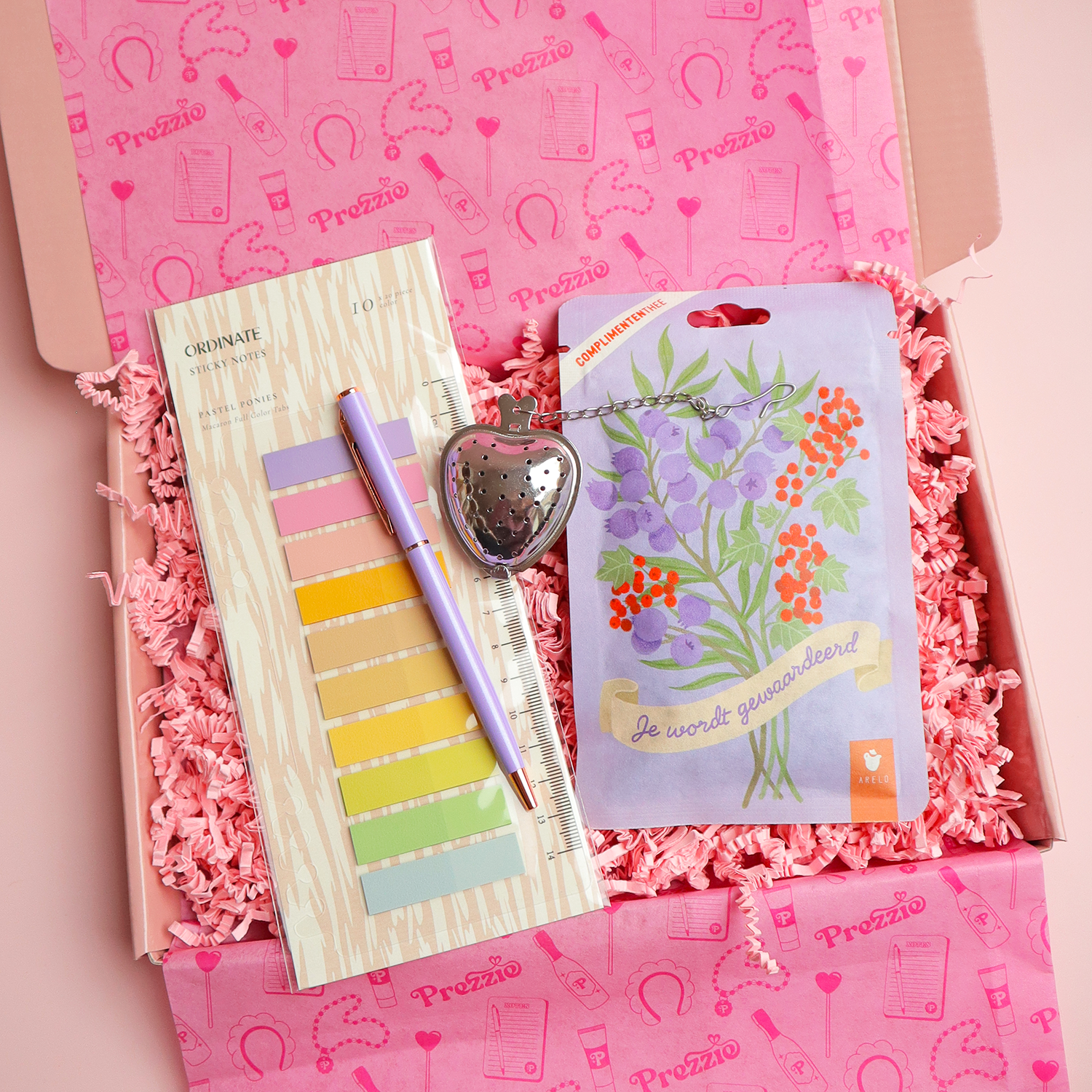 Brievenbus cadeaubox met pastel sticky notes, pen, hartvormige theezeef en complimententhee je wordt gewaardeerd