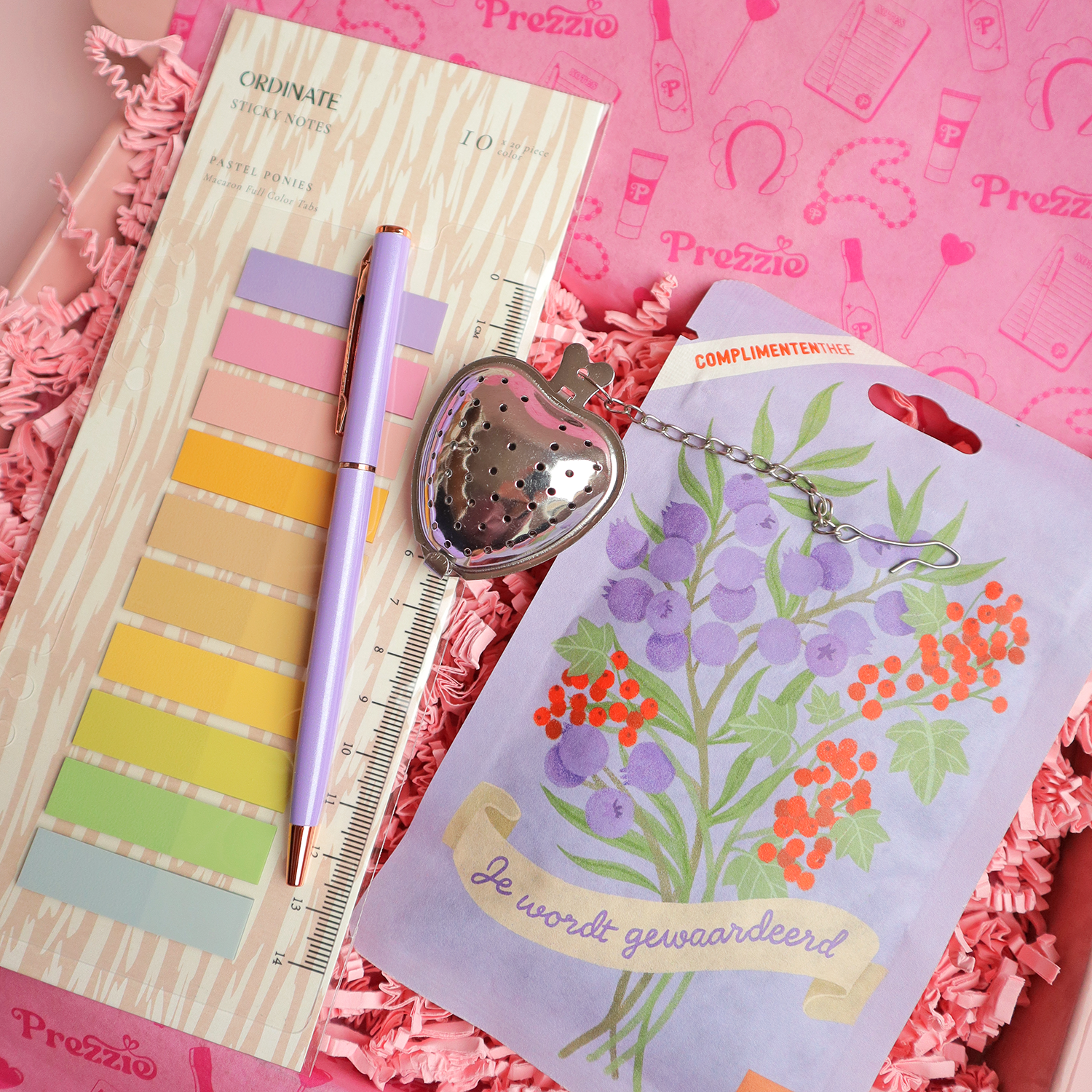 Brievenbus cadeaubox met pastel sticky notes, pen, hartvormige theezeef en complimententhee je wordt gewaardeerd