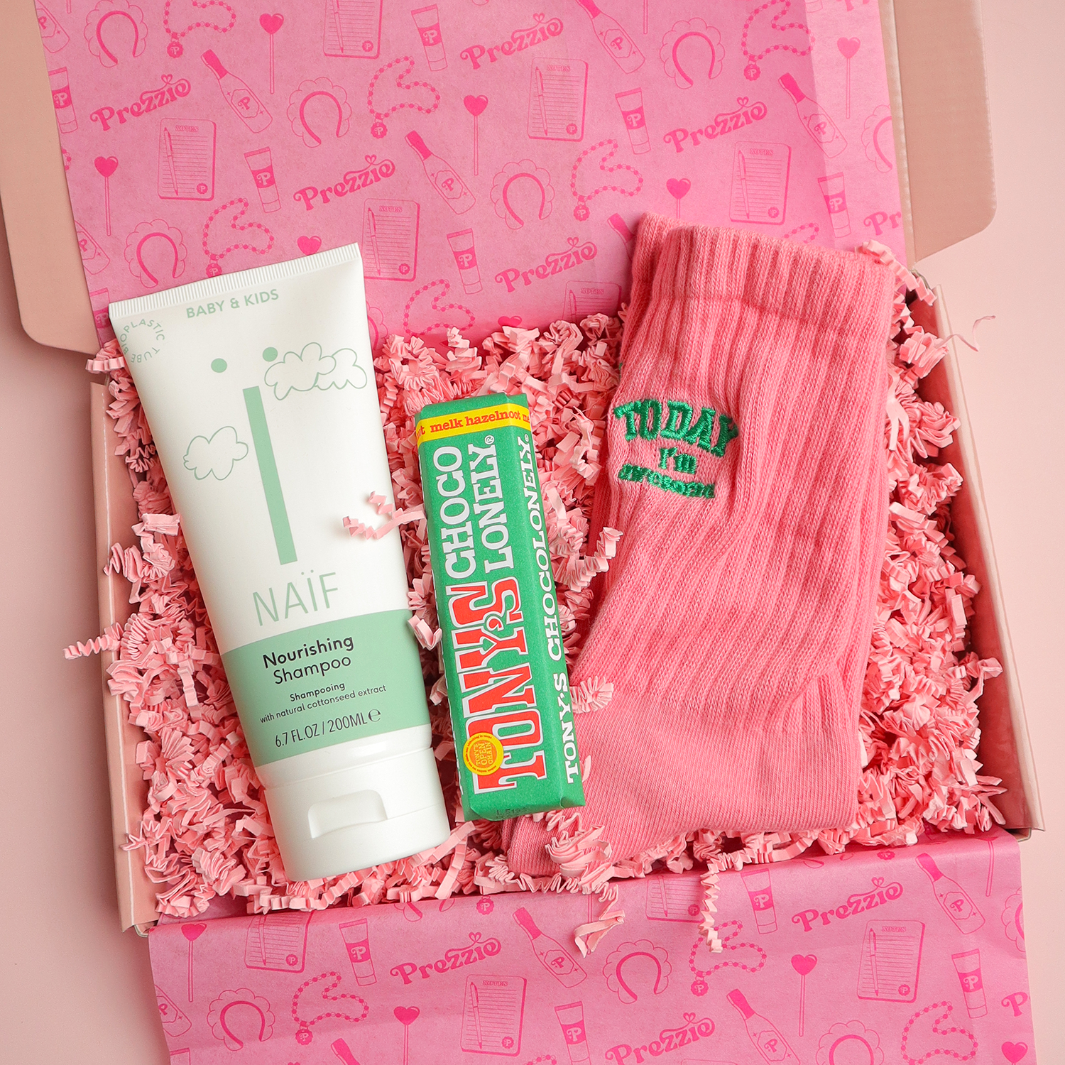 Cadeaubox voor mama met Naïf shampoo, roze sokken en Tony’s Chocolonely chocolade