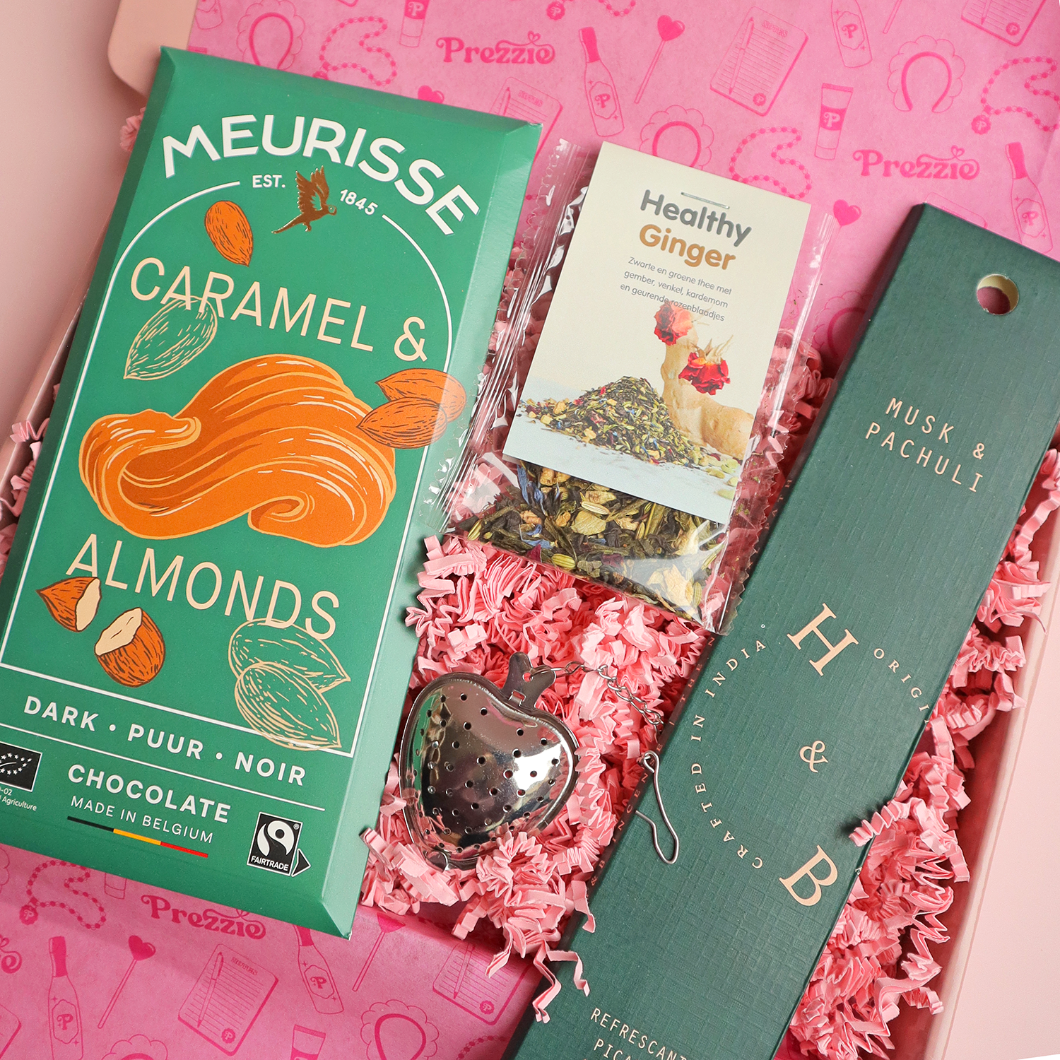Brievenbus cadeaubox met chocolade karamel amandel, Healthy Ginger thee, theezeef en musk patchouli geurstokjes