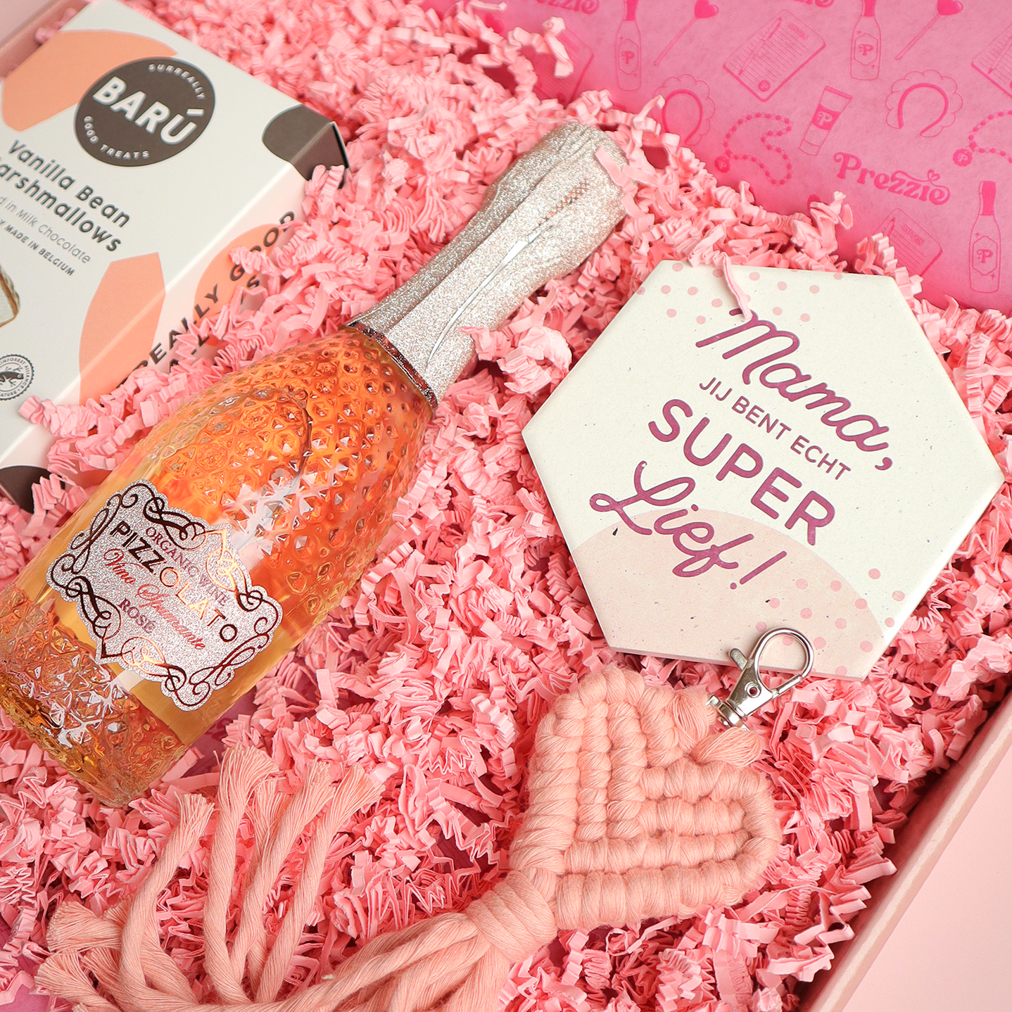 Cadeaubox voor mama met marshmallows, rosé, mama tegeltje en macramé sleutelhanger
