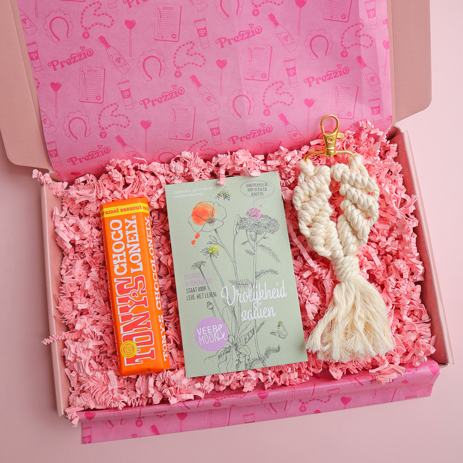 Brievenbus cadeaubox met macramé sleutelhanger, bloemenzaadjes en Tony’s Chocolonely chocolade