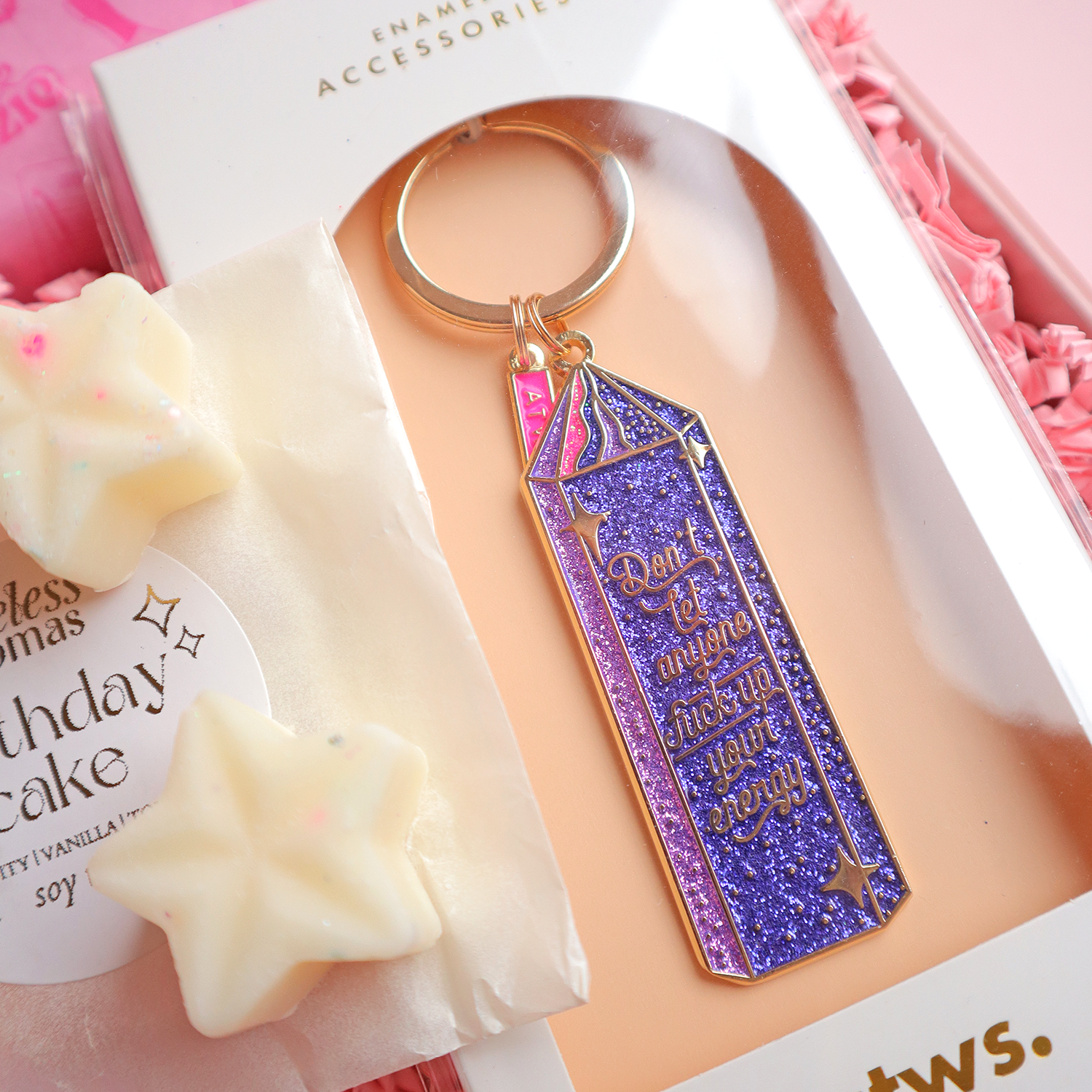 Brievenbus cadeaubox met Tony’s Chocolonely chocolade, waxmelts en luxe sleutelhanger met quote