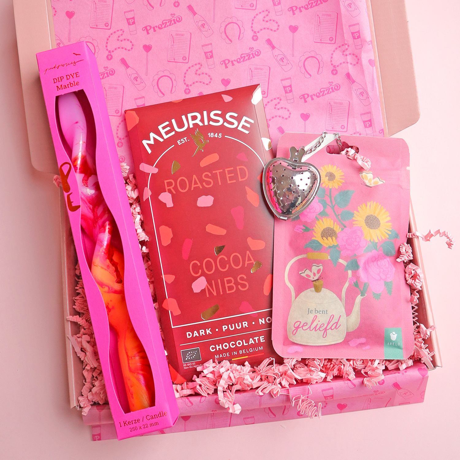 Cadeaubox met design kaars, pure chocolade, complimententhee en hartvormige thee-infuser