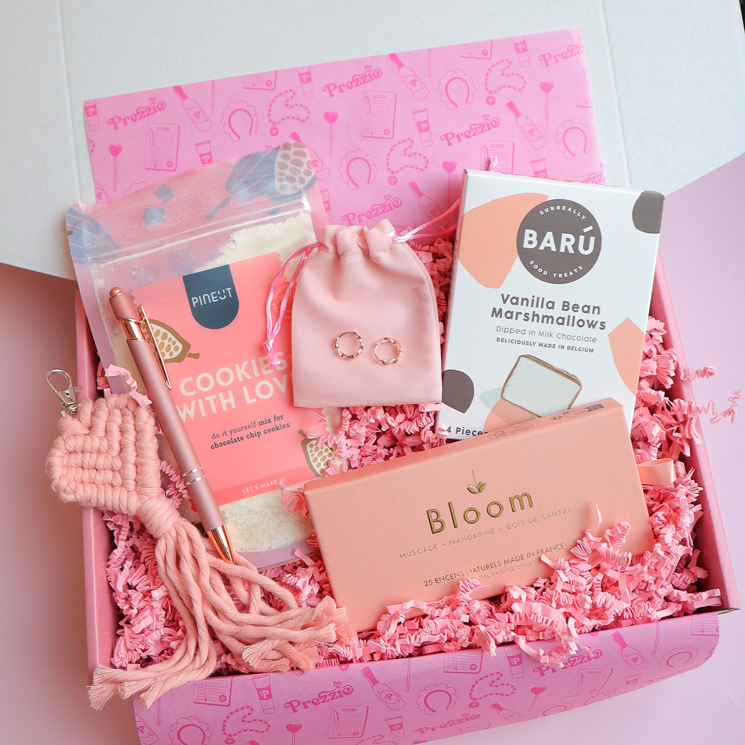 Cadeaubox met koekjes bakmix, chocolade marshmallows, wierook en rosegold accessoires