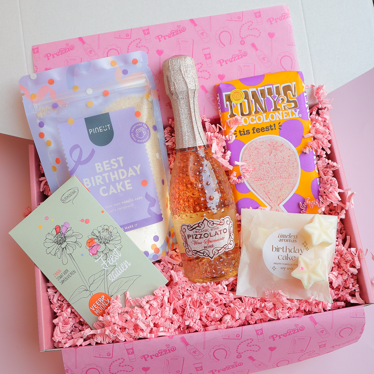 Verjaardagscadeaubox met cakemix, rosé bubbels, chocolade en feestelijke details