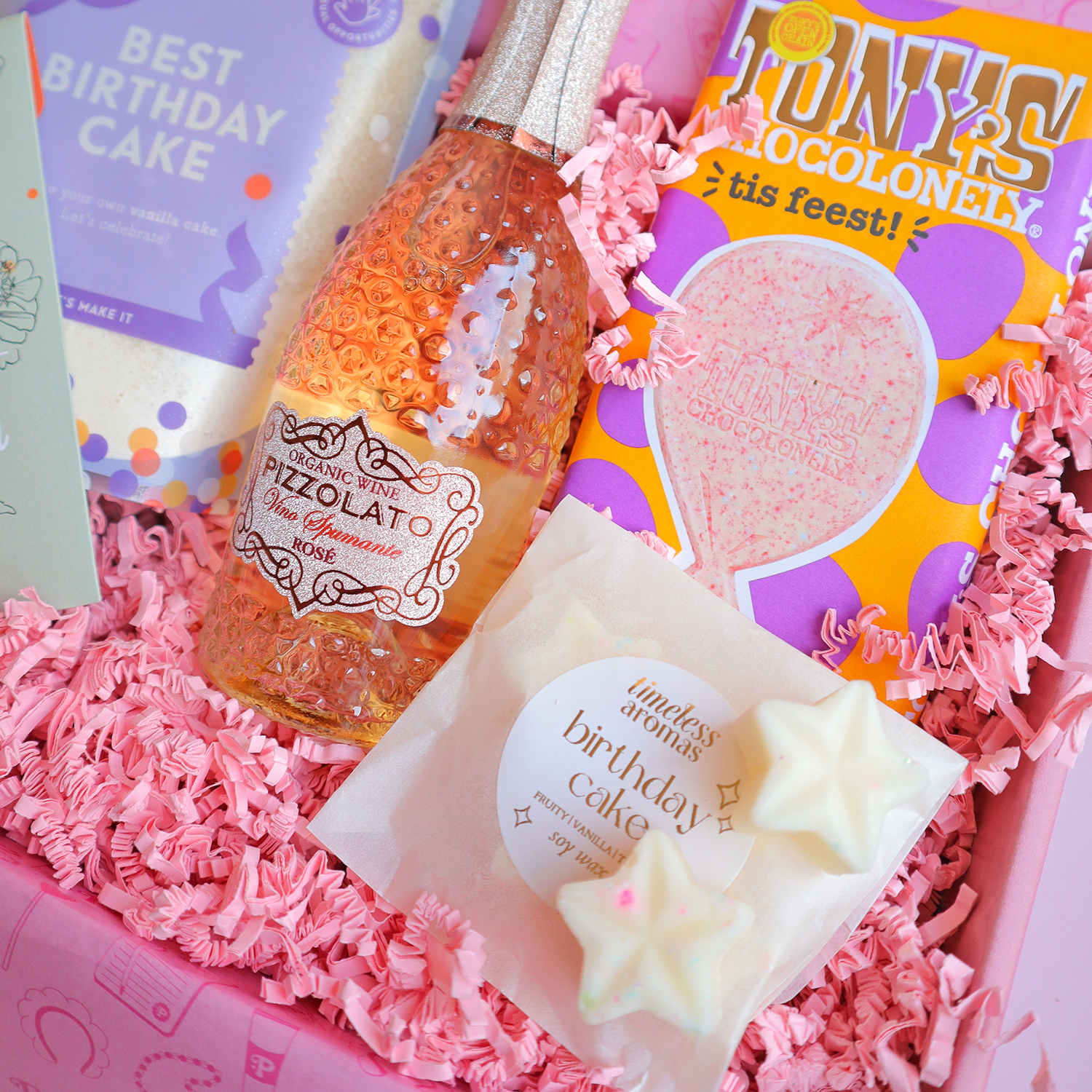 Verjaardagscadeaubox met cakemix, rosé bubbels, chocolade en feestelijke details