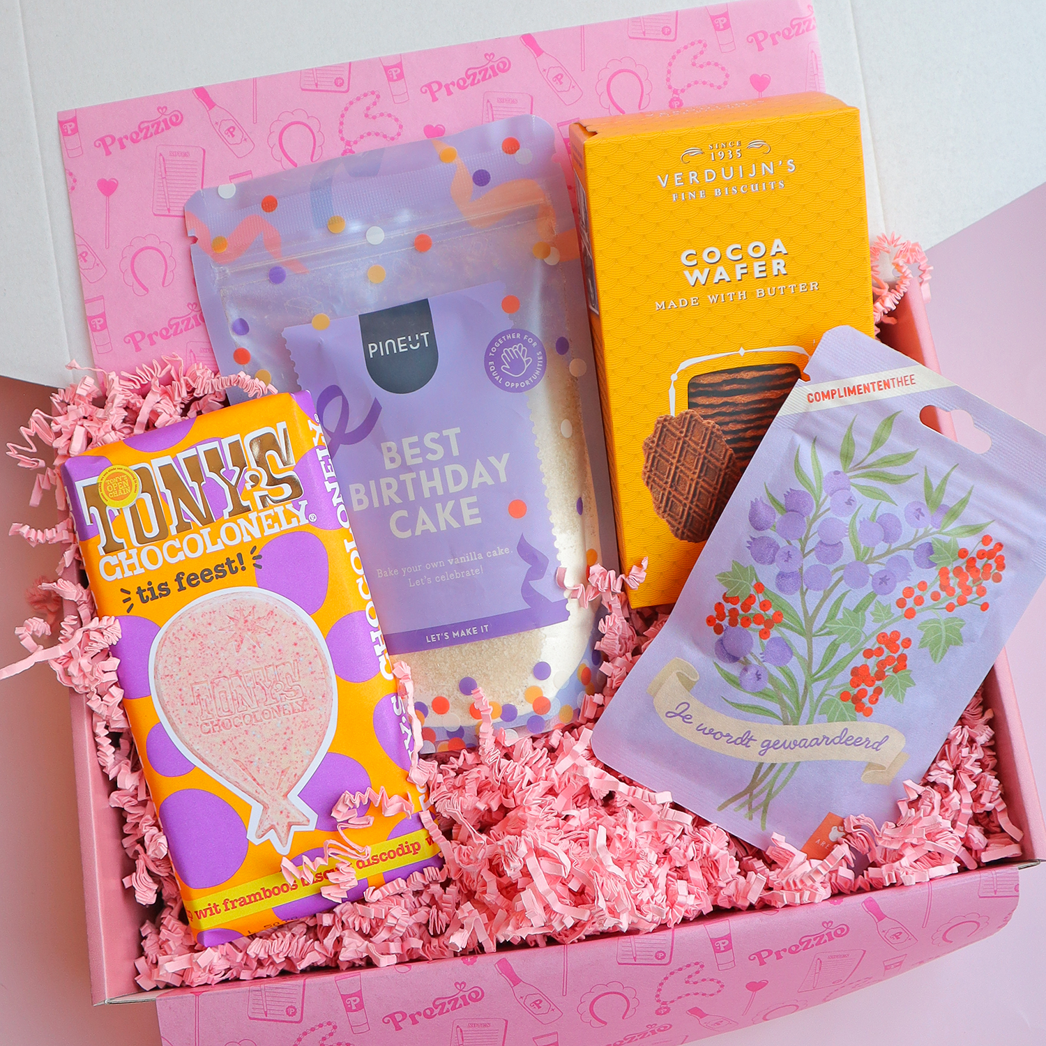 Verjaardagscadeaubox met cakemix, chocolade, koekjes en complimententhee