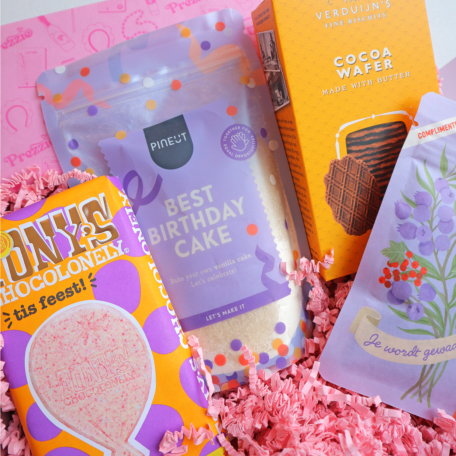 Verjaardagscadeaubox met cakemix, chocolade, koekjes en complimententhee