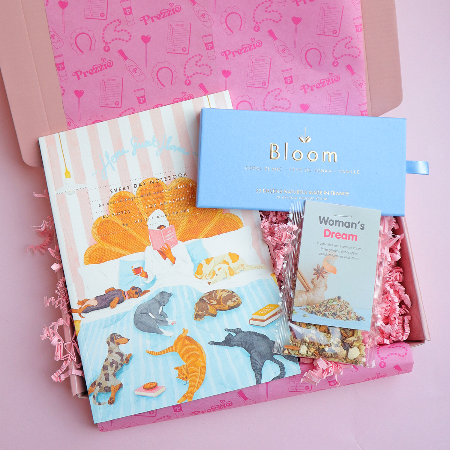 Brievenbuscadeau met A5 notitieboek met katjes, luxe wierook en kruidenthee in roze Prezzie doos
