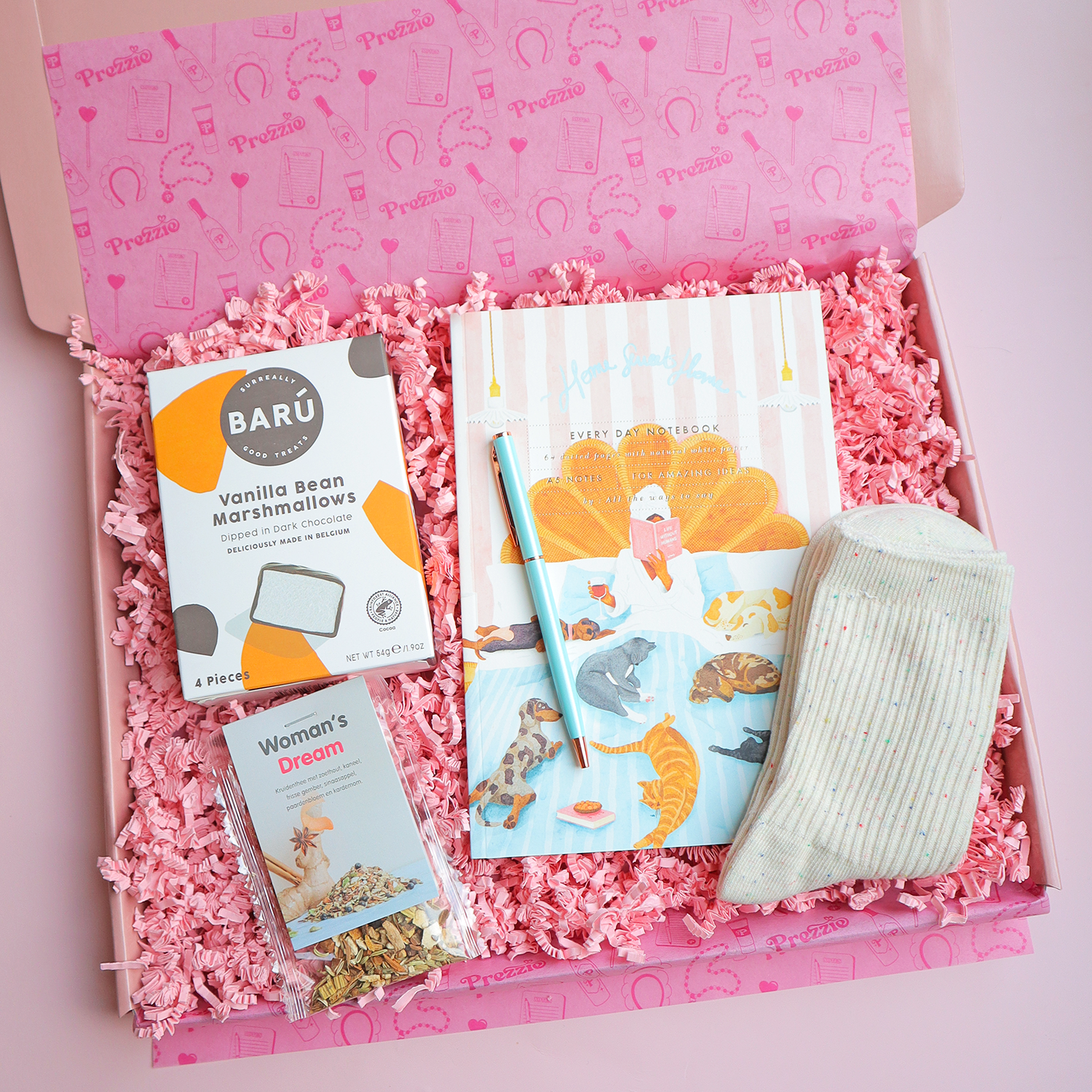 Cadeaubox met chocolade marshmallows, kruidenthee, A5 notitieboek met katten, pen en zachte sokken in roze Prezzie doos