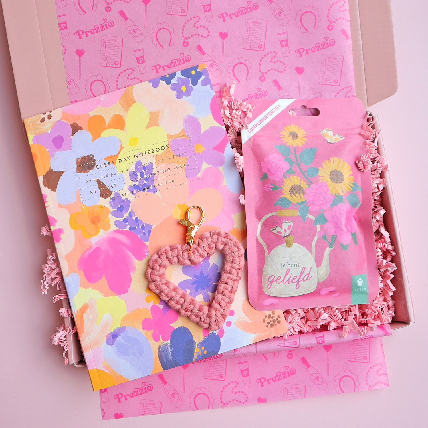 Brievenbuscadeau met bloemen notitieboek, ‘je bent geliefd’ thee en macramé hartjes sleutelhanger