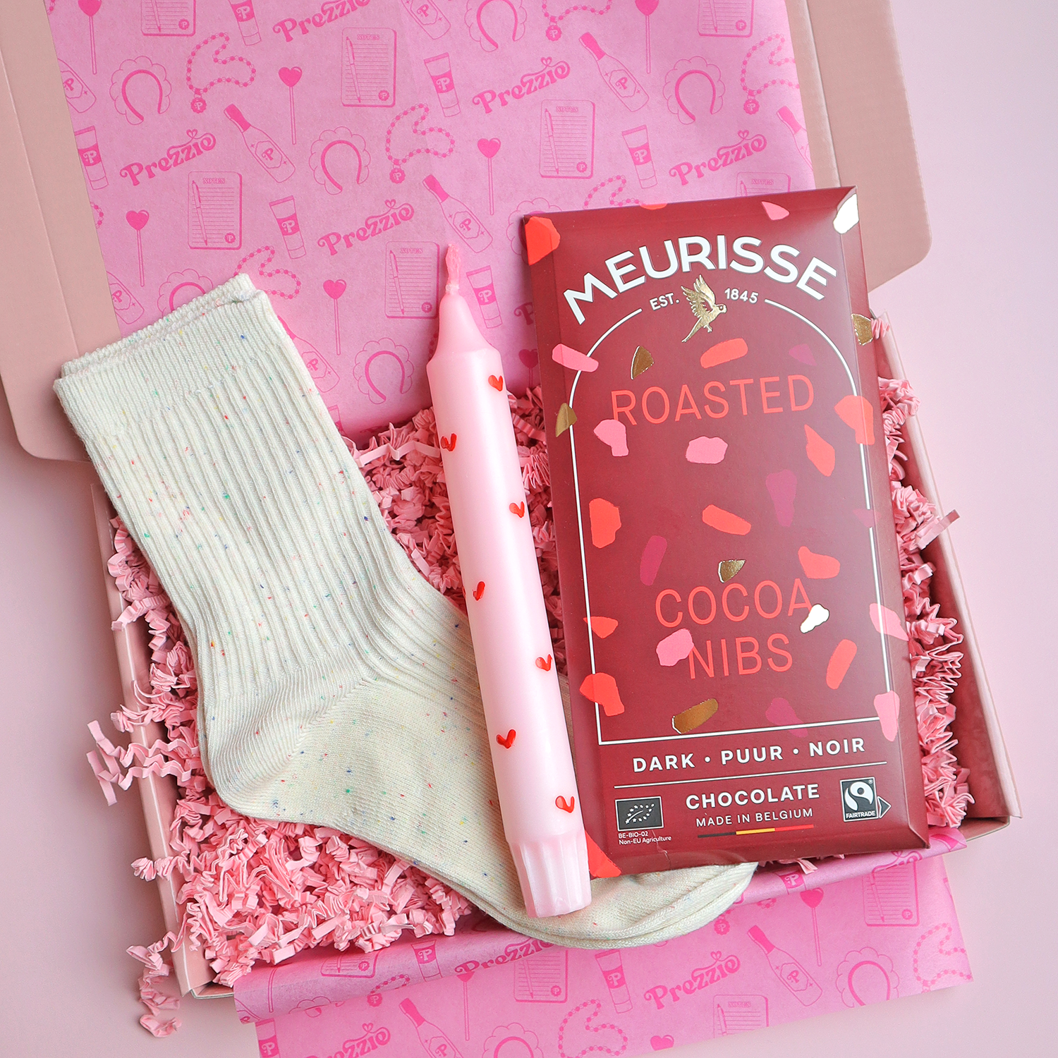 Brievenbuscadeau met pure chocolade, roze kaars en zachte sokken in roze Prezzie cadeaubox