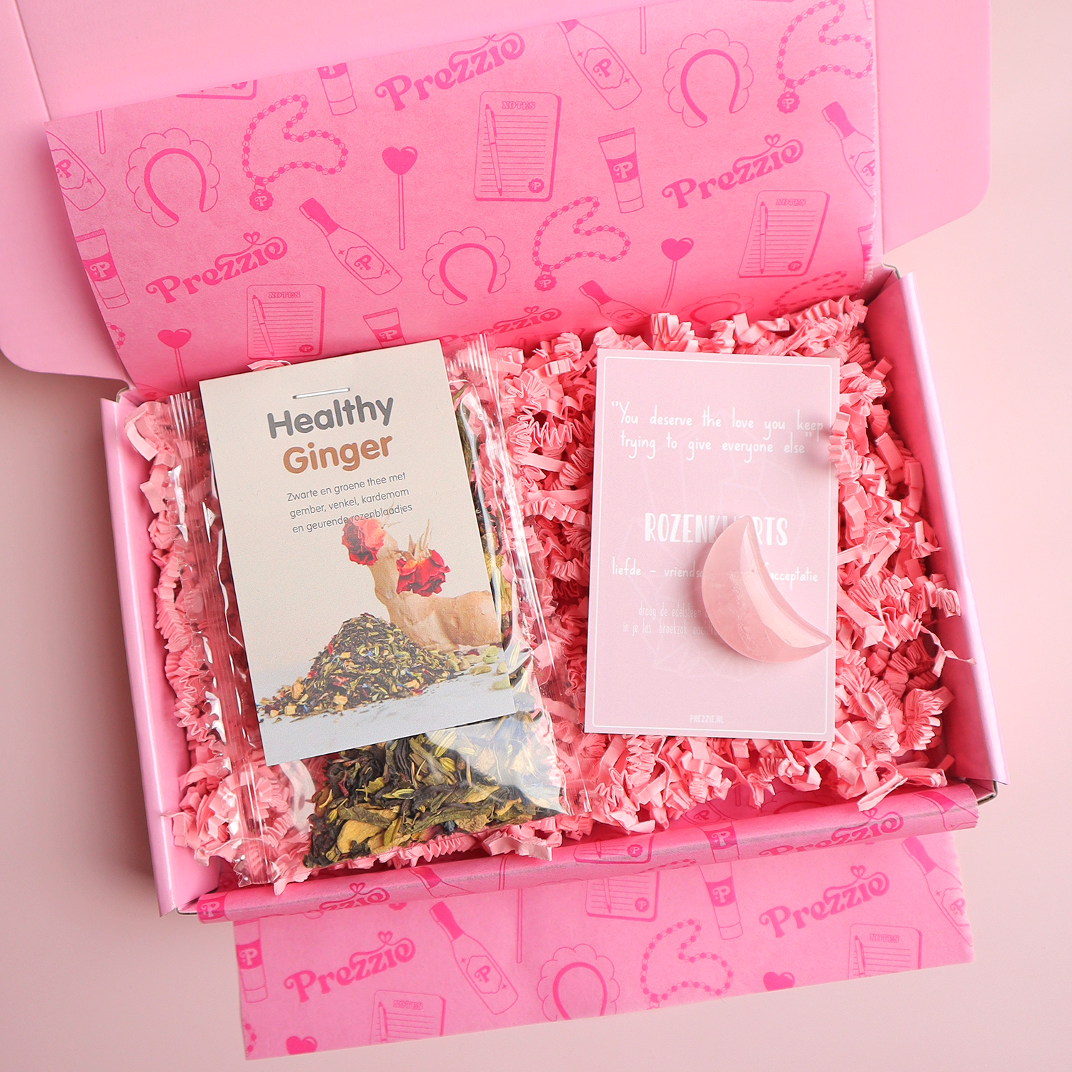 Mini brievenbuscadeau met rozenkwarts maansteen en Healthy Ginger thee in roze Prezzie doos