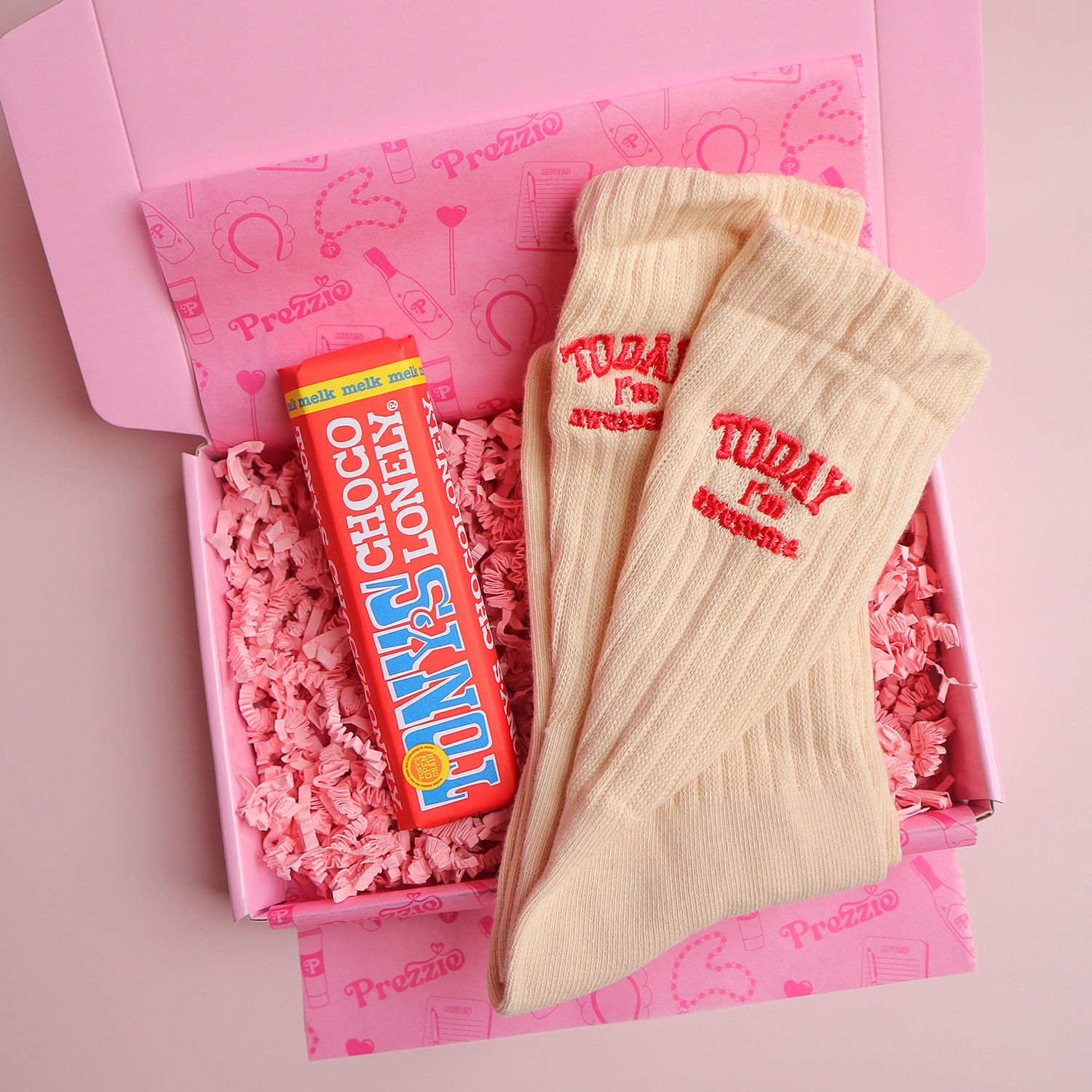Brievenbuscadeau met sokken Today I’m Awesome en Tony’s Chocolonely chocolade in roze cadeaudoos